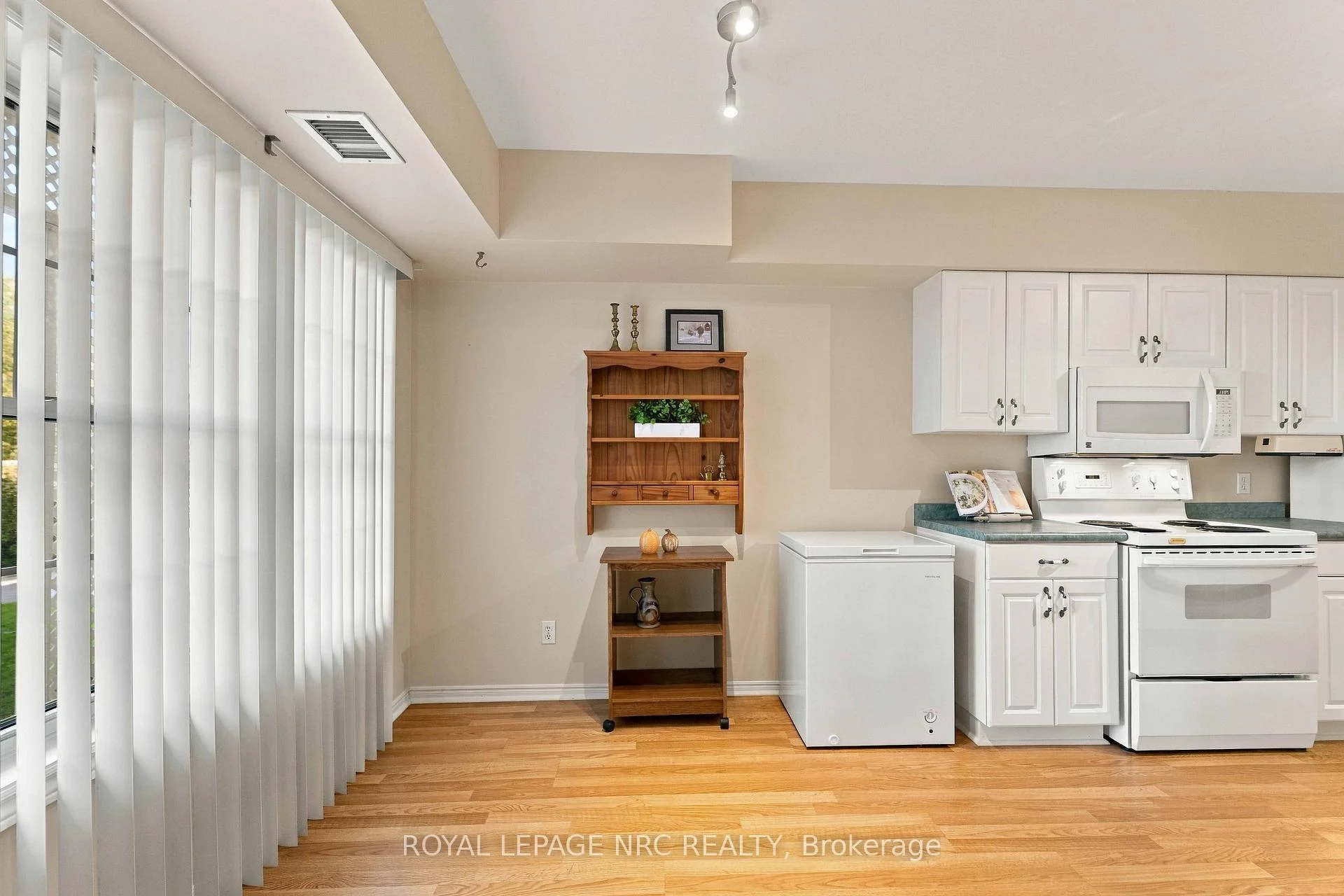 Photo 17 of Unit 104, 4090 John Charles Boulevard, Lincoln, Lincoln-Jordan/Vineland — HOMEH