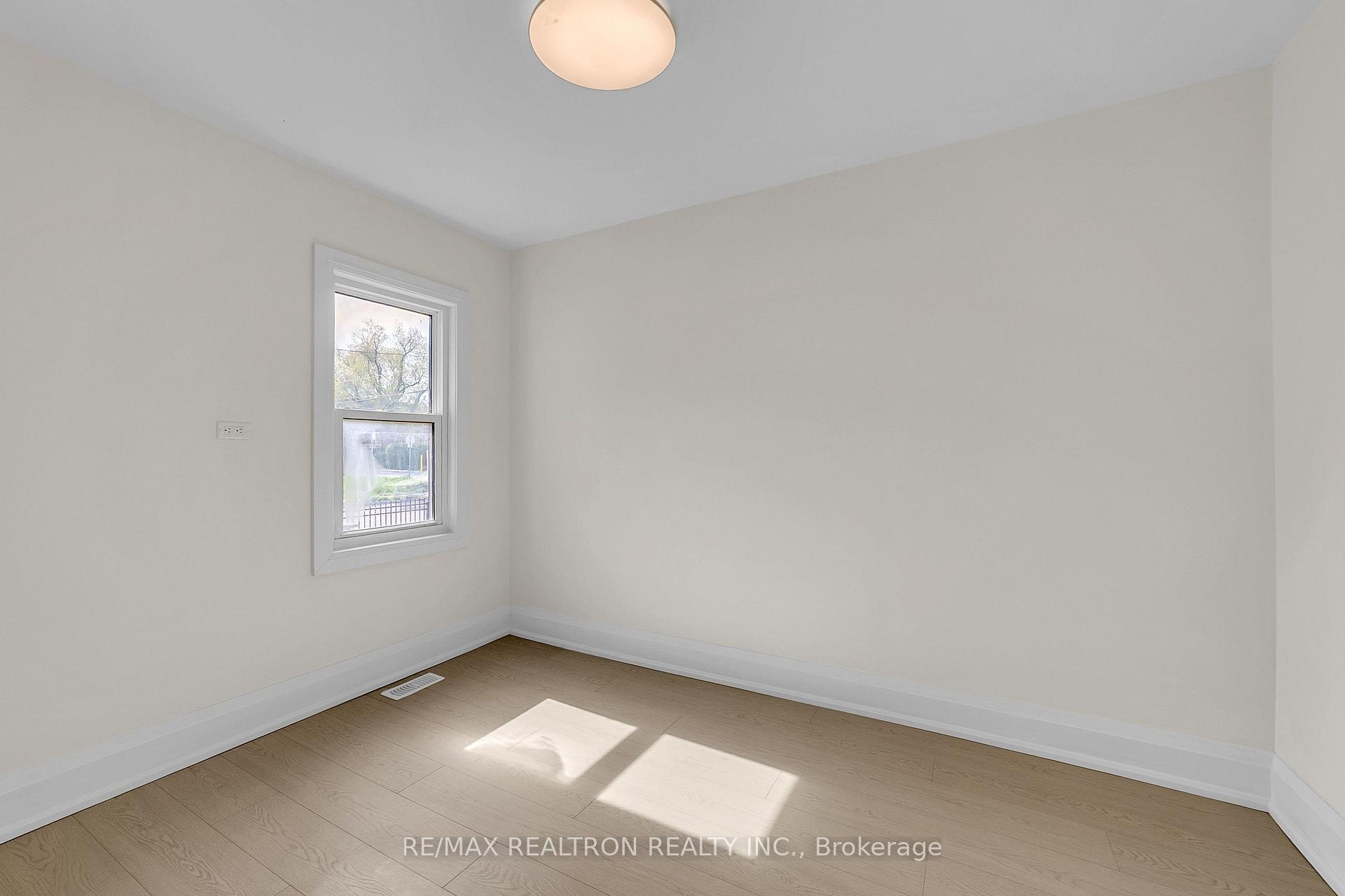 Photo 16 of 53 Twenty Fourth Street, Etobicoke, Long Branch — HOMEH