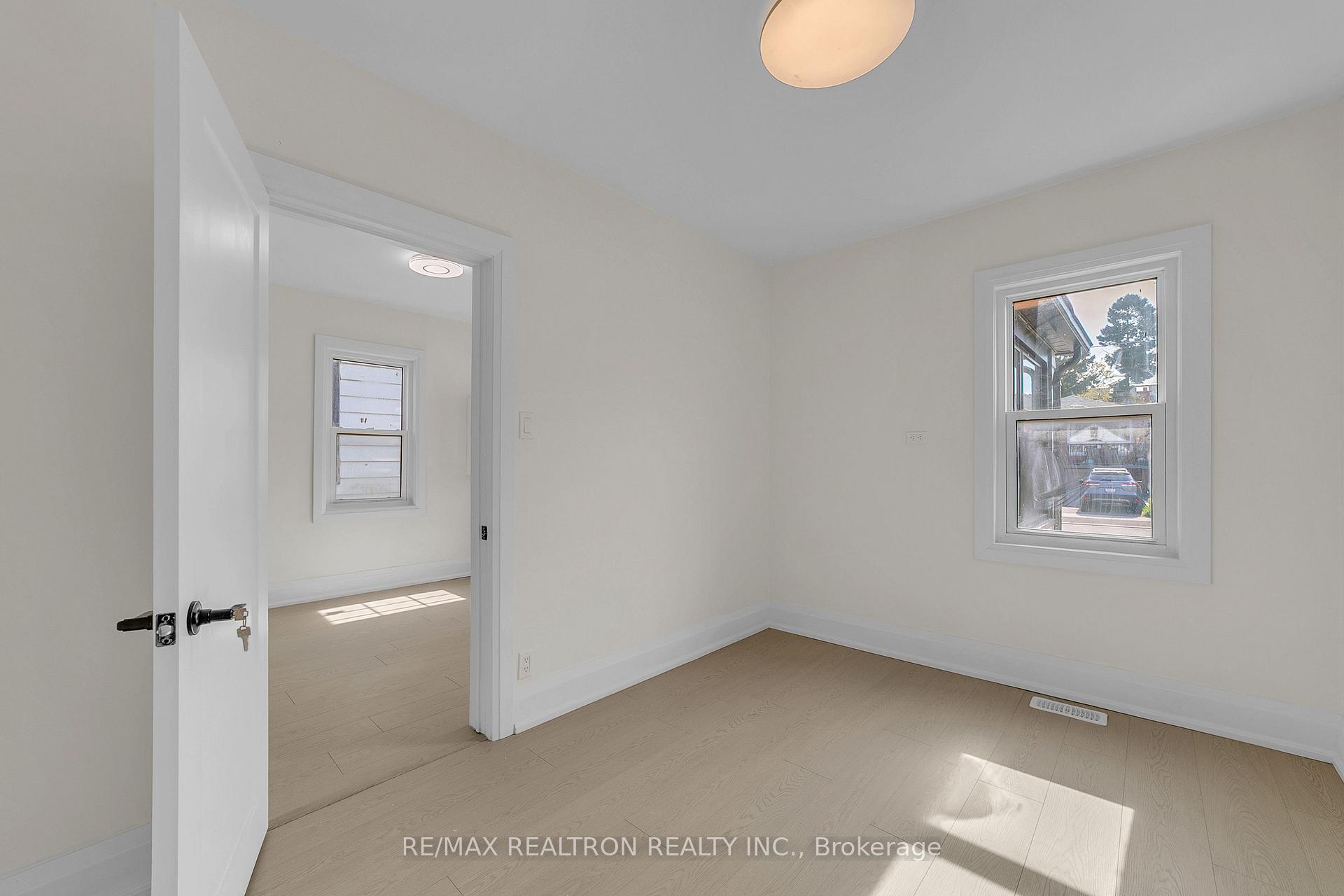 Photo 17 of 53 Twenty Fourth Street, Etobicoke, Long Branch — HOMEH