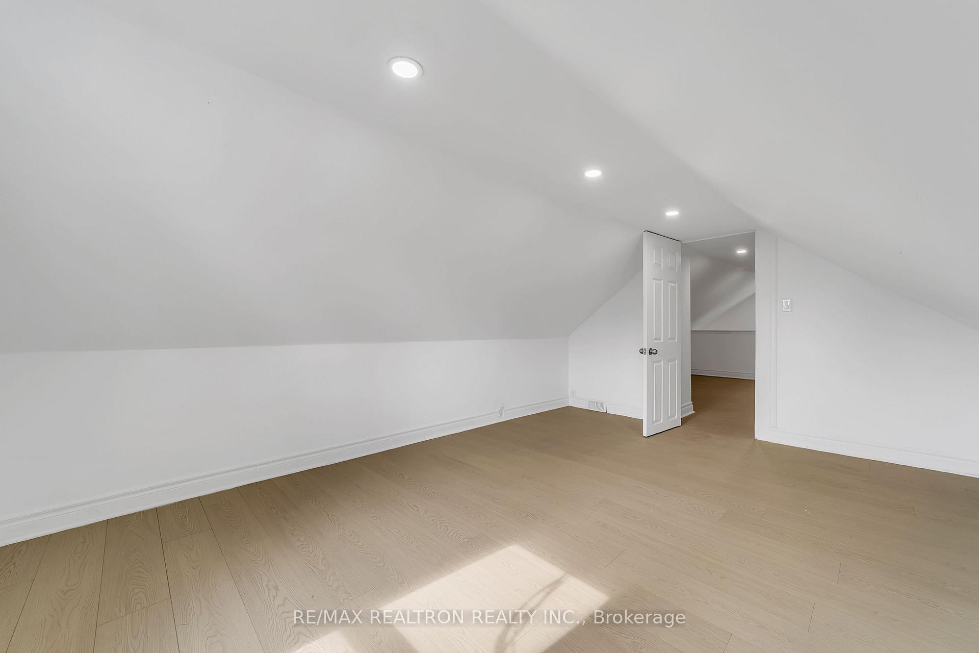 Photo 32 of 53 Twenty Fourth Street, Etobicoke, Long Branch — HOMEH