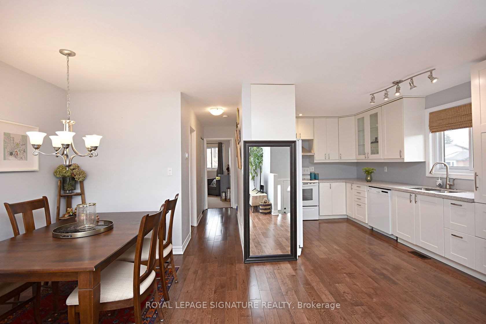Photo 3 of 6303 Plowmans Heath, Mississauga, Meadowvale — HOMEH