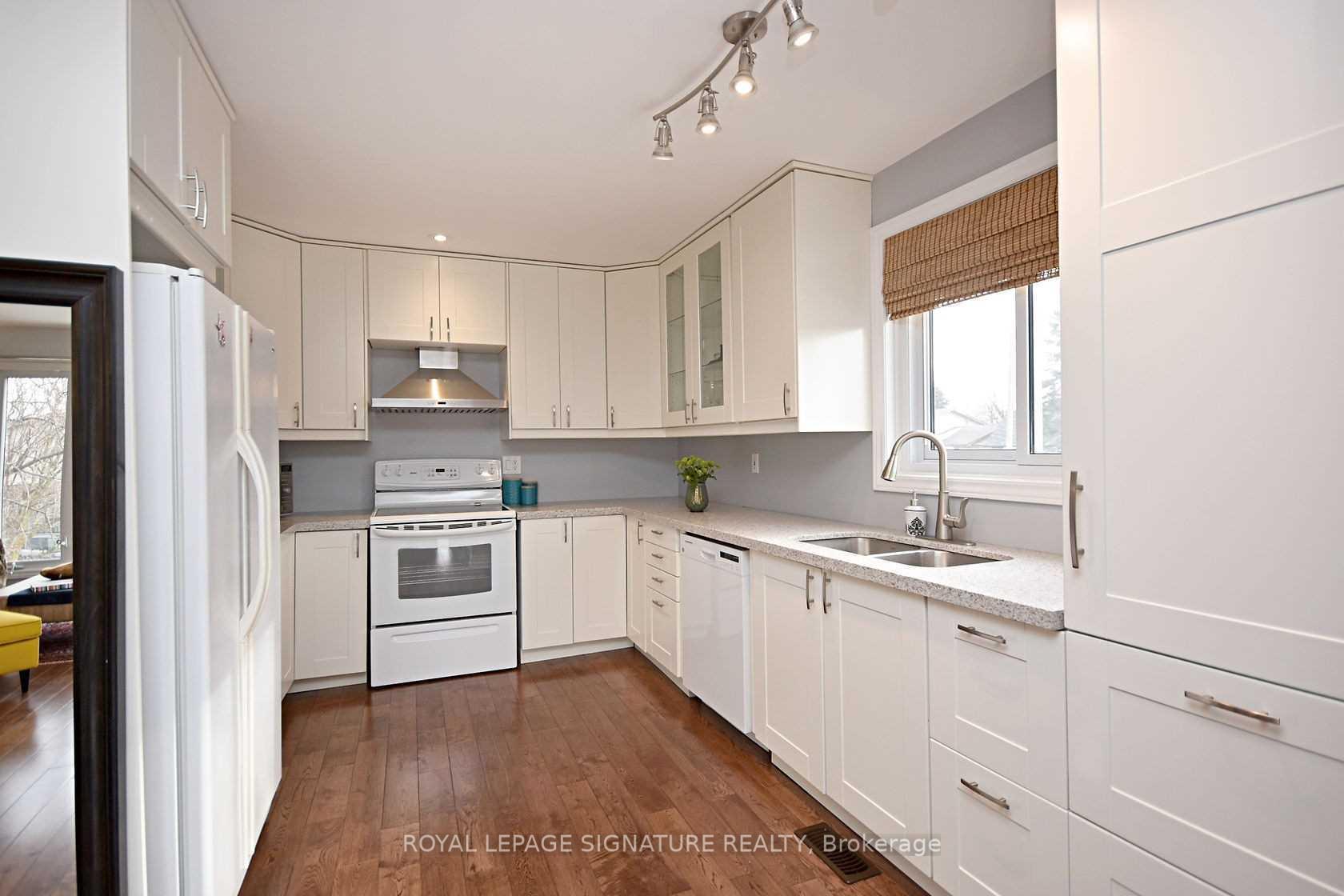 Photo 5 of 6303 Plowmans Heath, Mississauga, Meadowvale — HOMEH