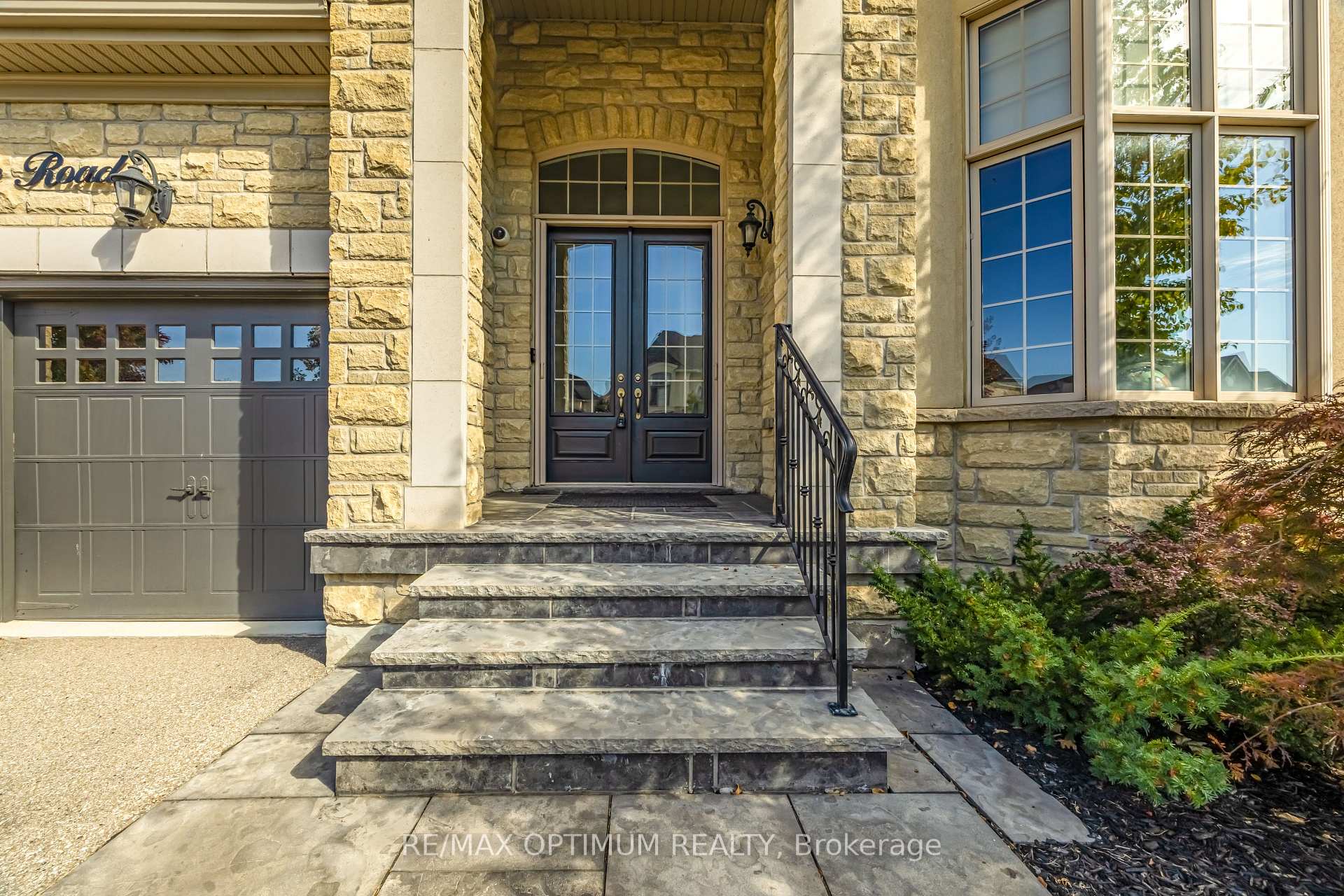 Photo 4 of 60 Adamsville Road, Brampton, Credit Valley — HOMEH
