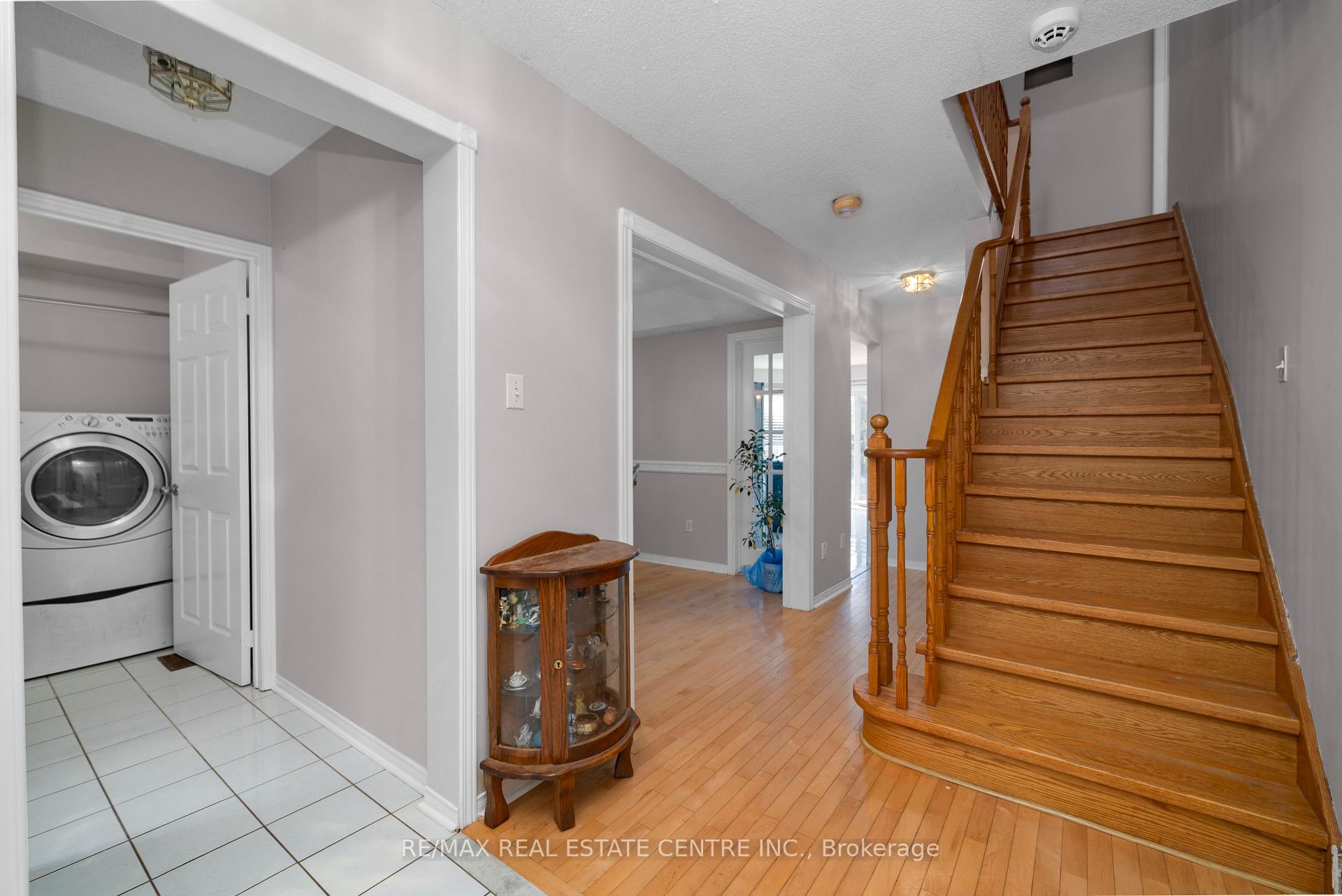 Photo 2 of 39 Killaloe Crescent, Halton Hills, Georgetown — HOMEH