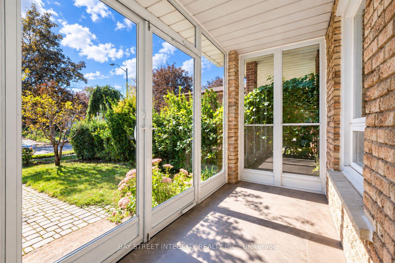 Photo 3 of 12 Charnwood Place, Markham, Aileen-Willowbrook — HOMEH