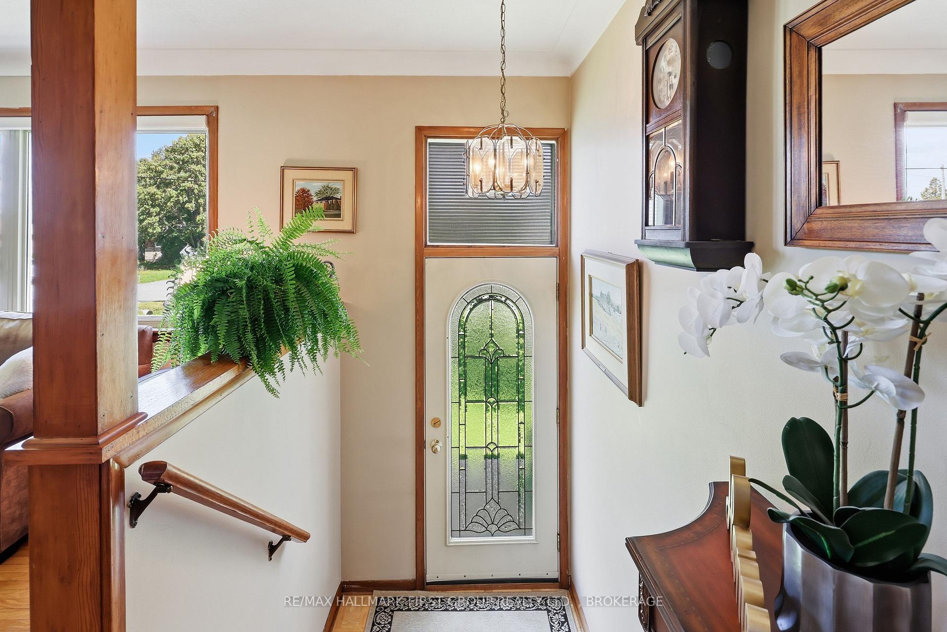 Photo 4 of 1449 Avondale Crescent, Kingston, City Northwest — HOMEH