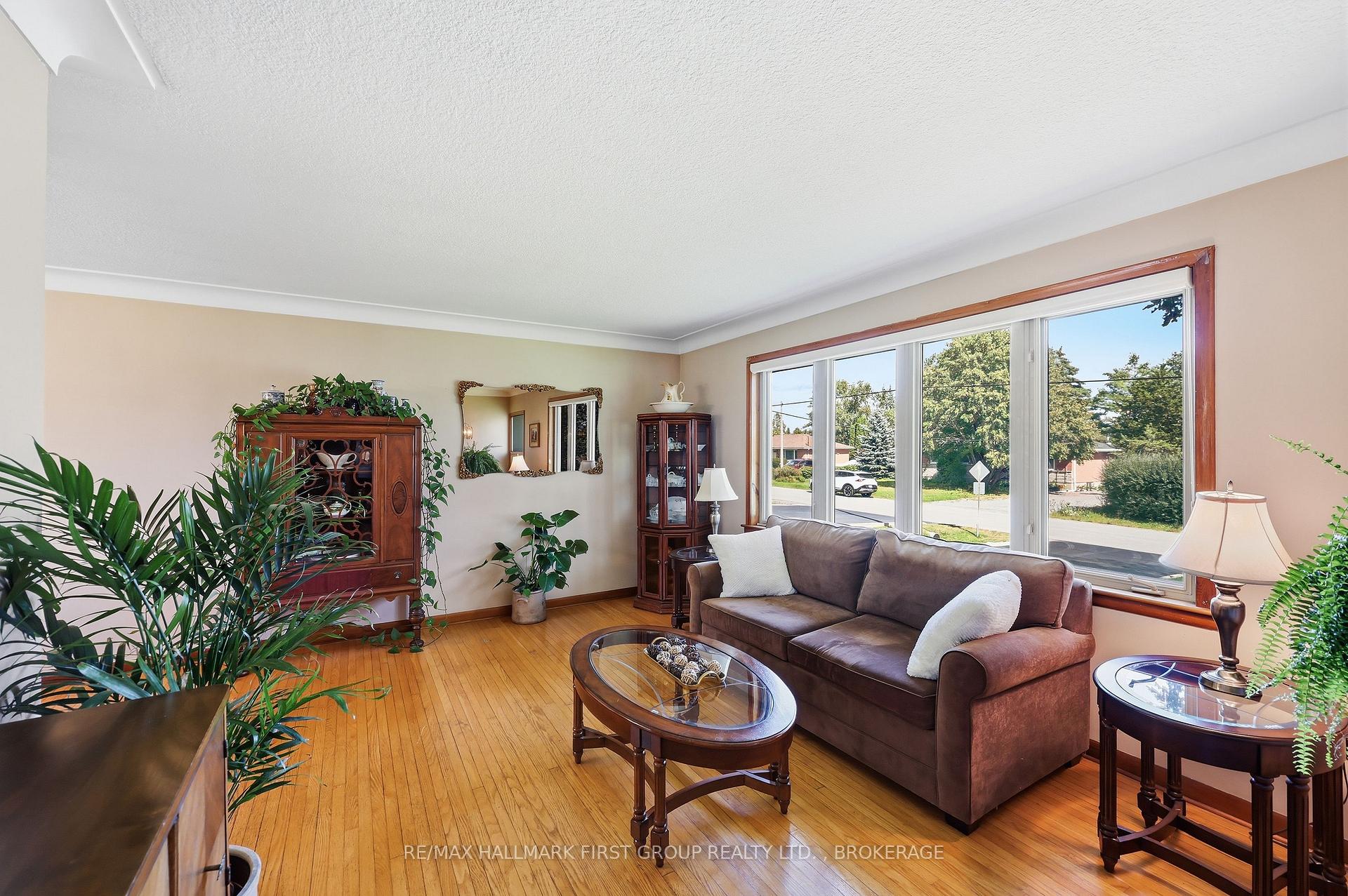 Photo 6 of 1449 Avondale Crescent, Kingston, City Northwest — HOMEH