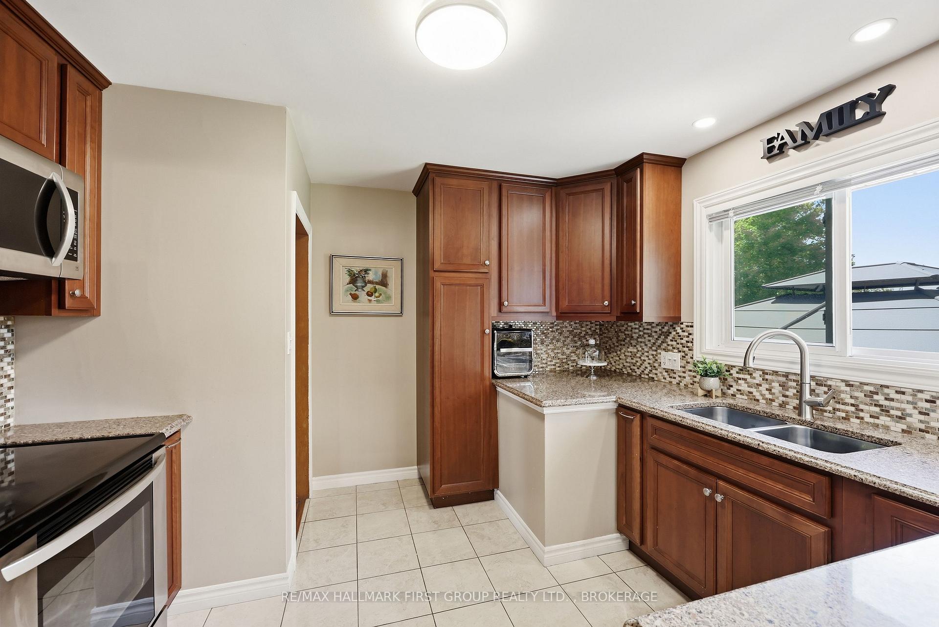 Photo 10 of 1449 Avondale Crescent, Kingston, City Northwest — HOMEH
