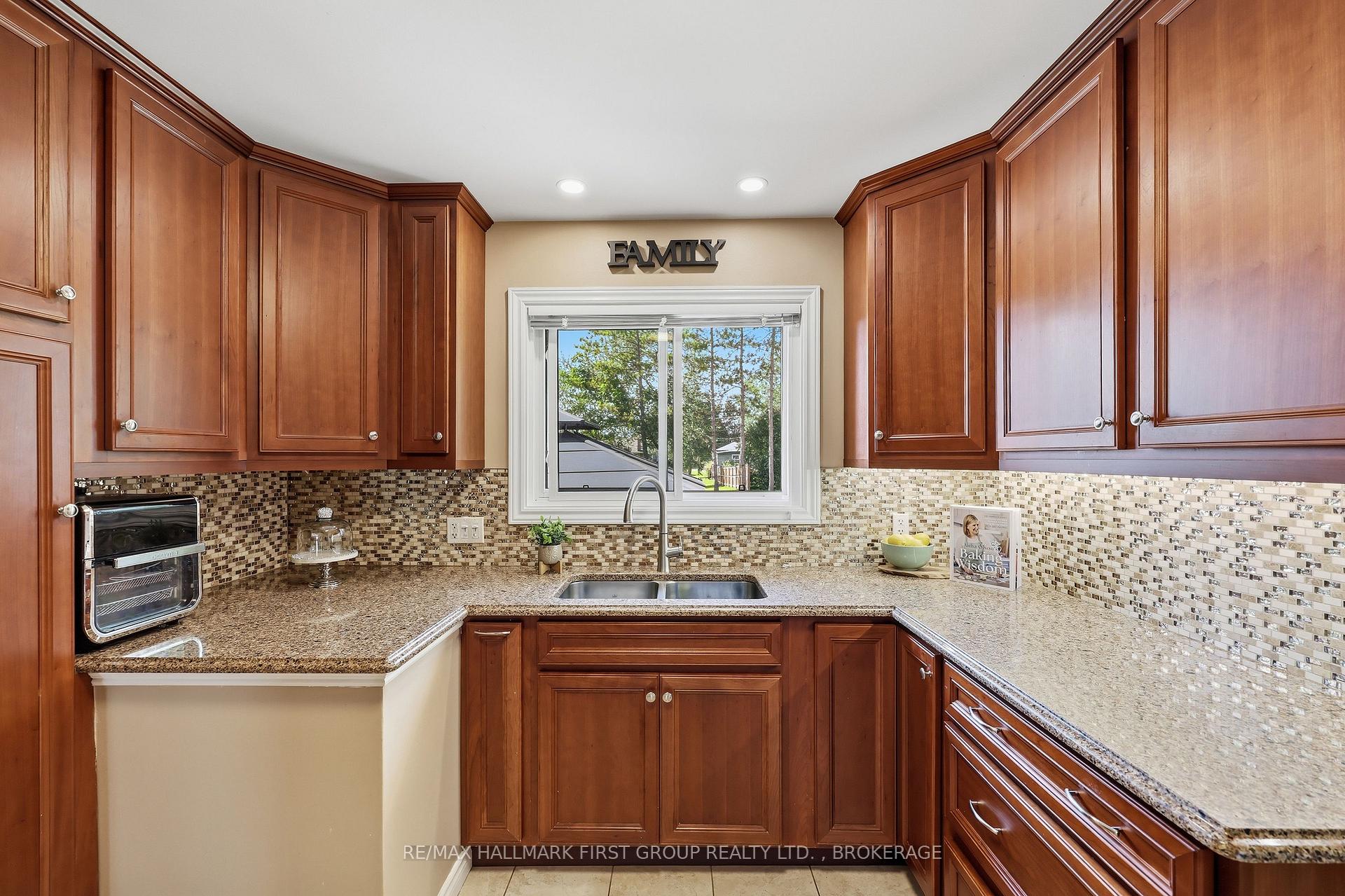 Photo 11 of 1449 Avondale Crescent, Kingston, City Northwest — HOMEH