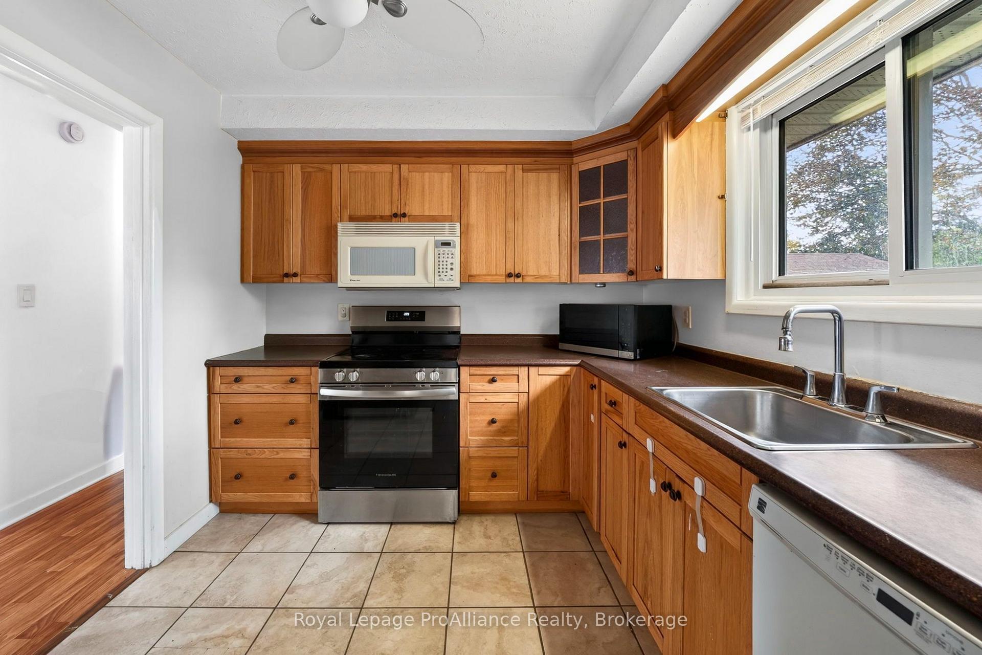 Photo 8 of 26 Lexington Crescent, Belleville, Belleville Ward — HOMEH