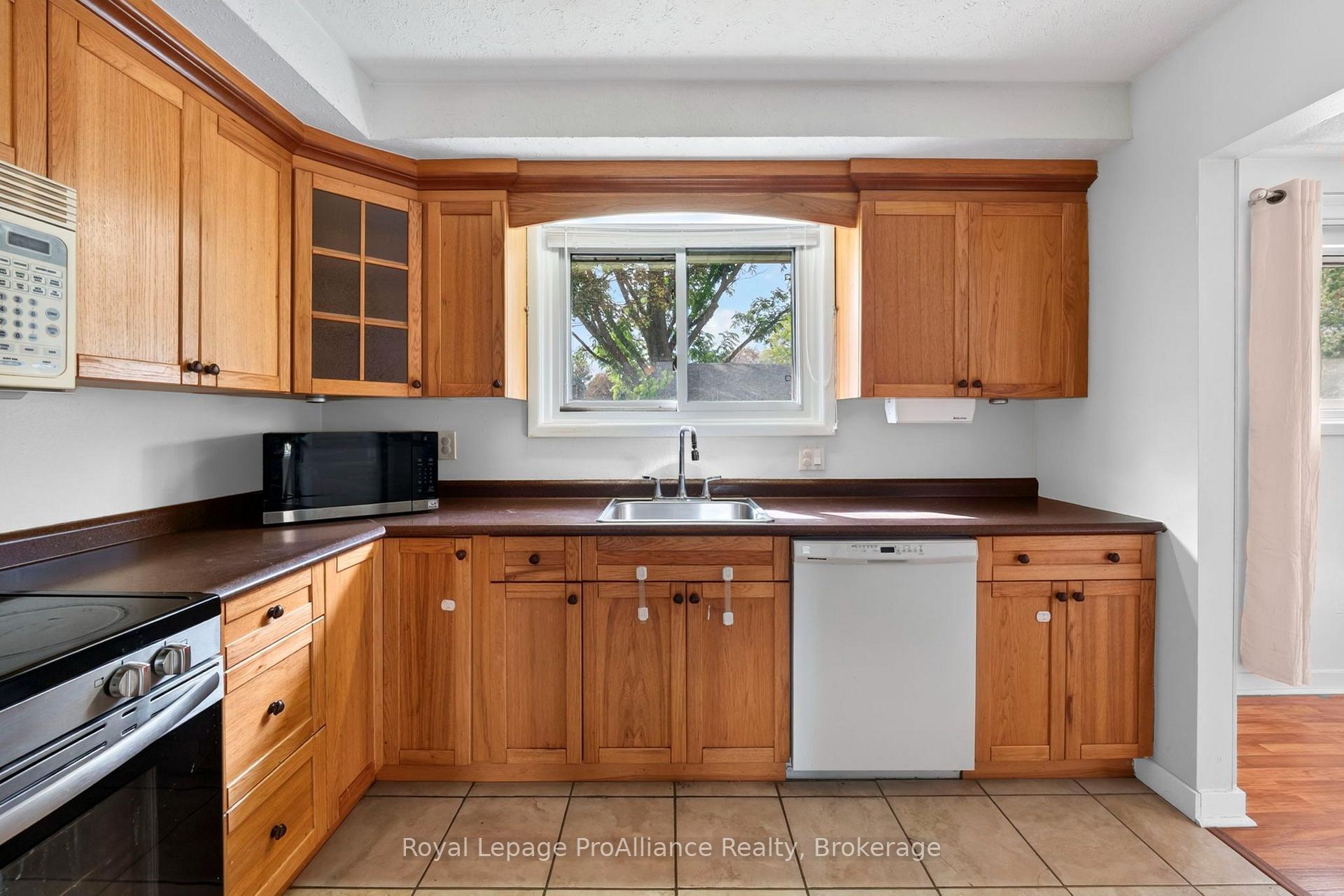 Photo 9 of 26 Lexington Crescent, Belleville, Belleville Ward — HOMEH