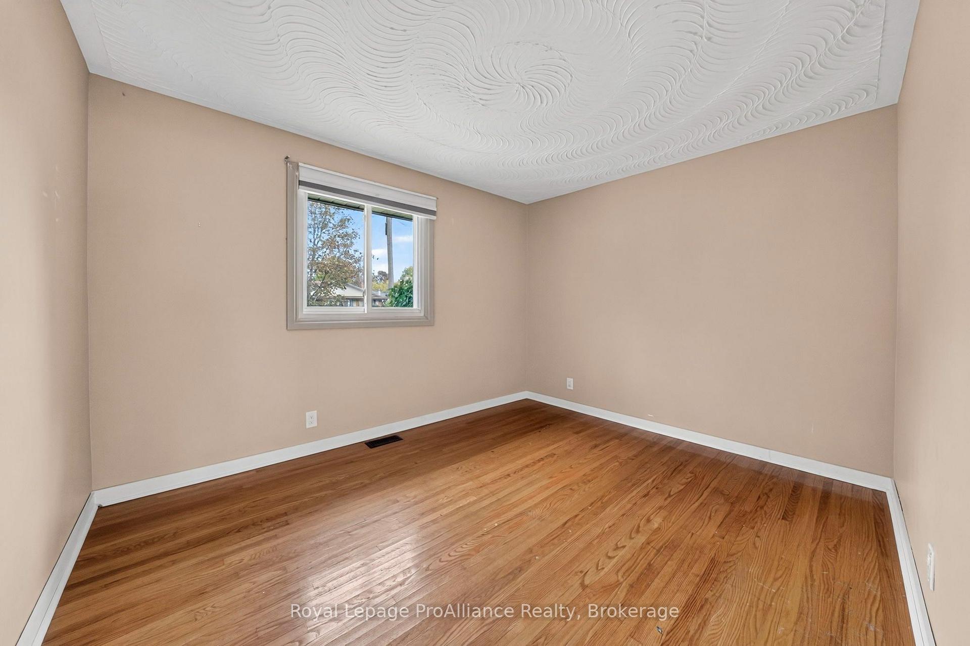 Photo 10 of 26 Lexington Crescent, Belleville, Belleville Ward — HOMEH