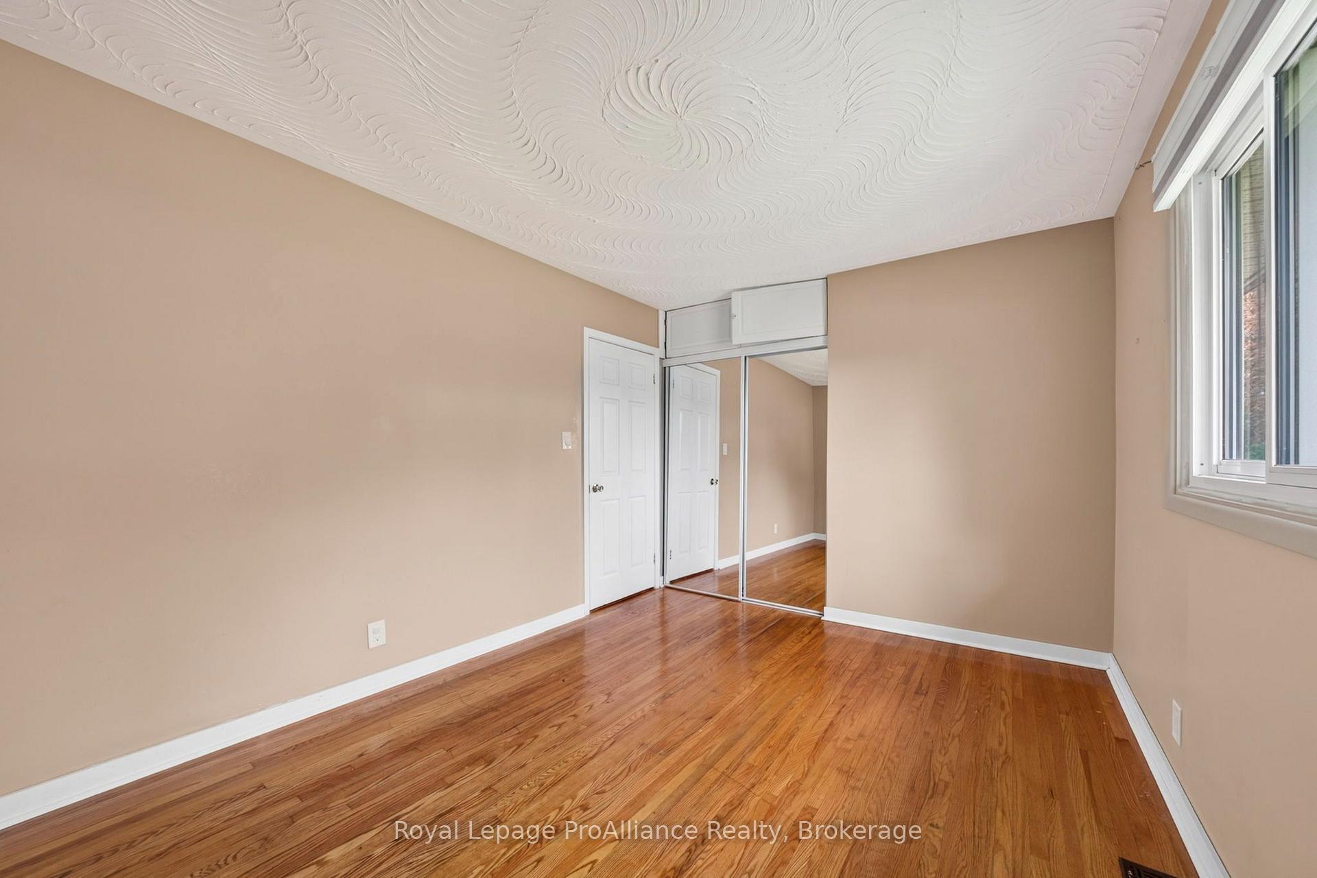 Photo 12 of 26 Lexington Crescent, Belleville, Belleville Ward — HOMEH