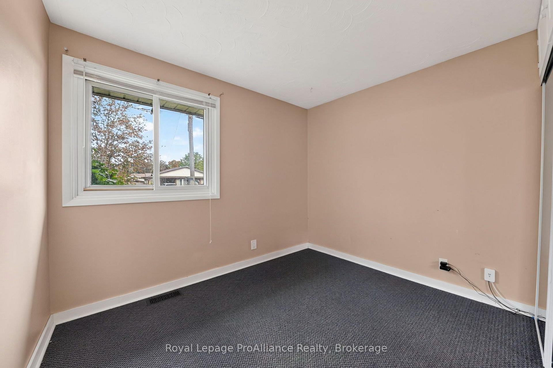 Photo 17 of 26 Lexington Crescent, Belleville, Belleville Ward — HOMEH