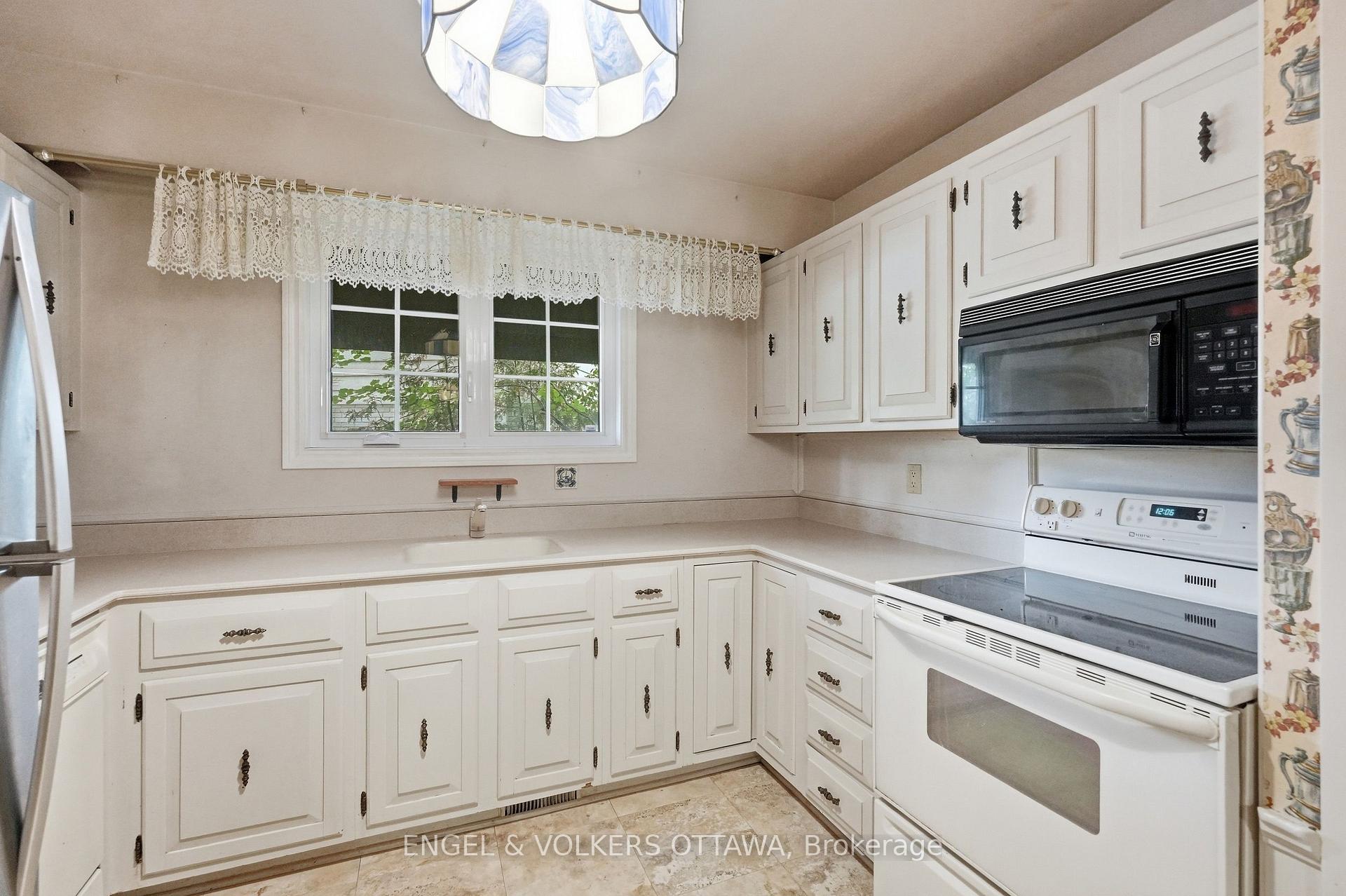 Photo 15 of 1837 Ferncroft Crescent, Ottawa, Guildwood Estates - Urbandale Acres — HOMEH