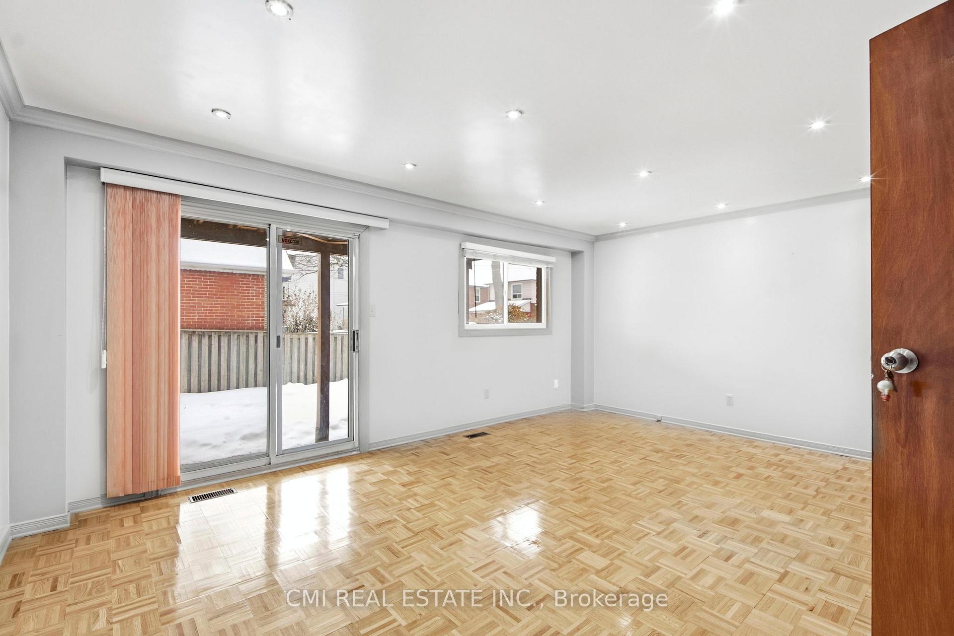 Photo 5 of 3 Forest Point Drive, North York, Mount Dennis — HOMEH