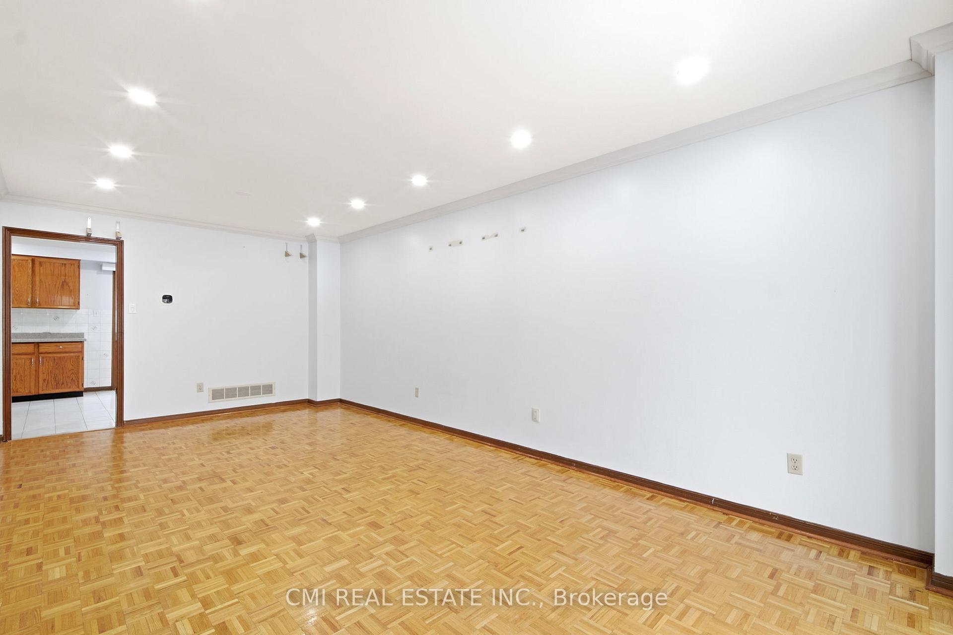 Photo 7 of 3 Forest Point Drive, North York, Mount Dennis — HOMEH
