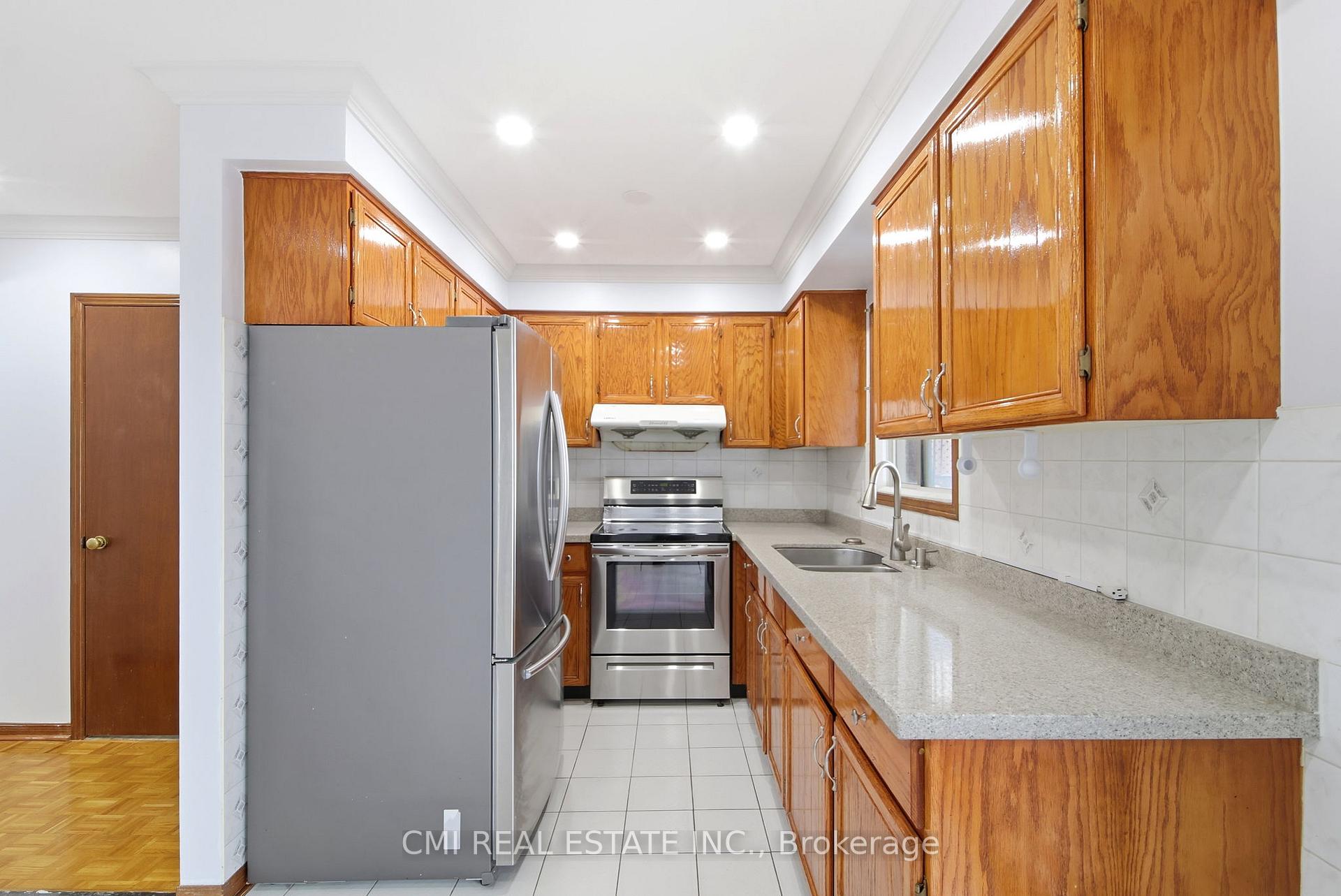 Photo 10 of 3 Forest Point Drive, North York, Mount Dennis — HOMEH