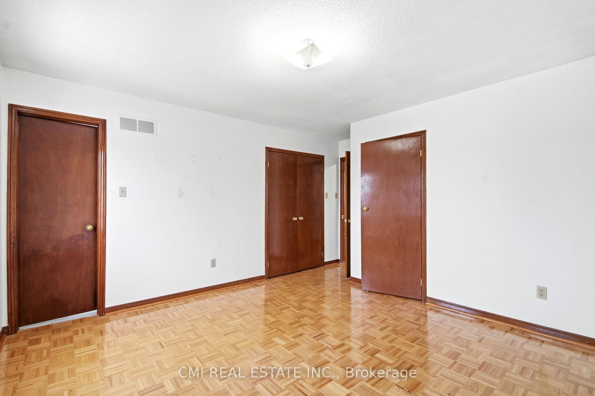 Photo 15 of 3 Forest Point Drive, North York, Mount Dennis — HOMEH