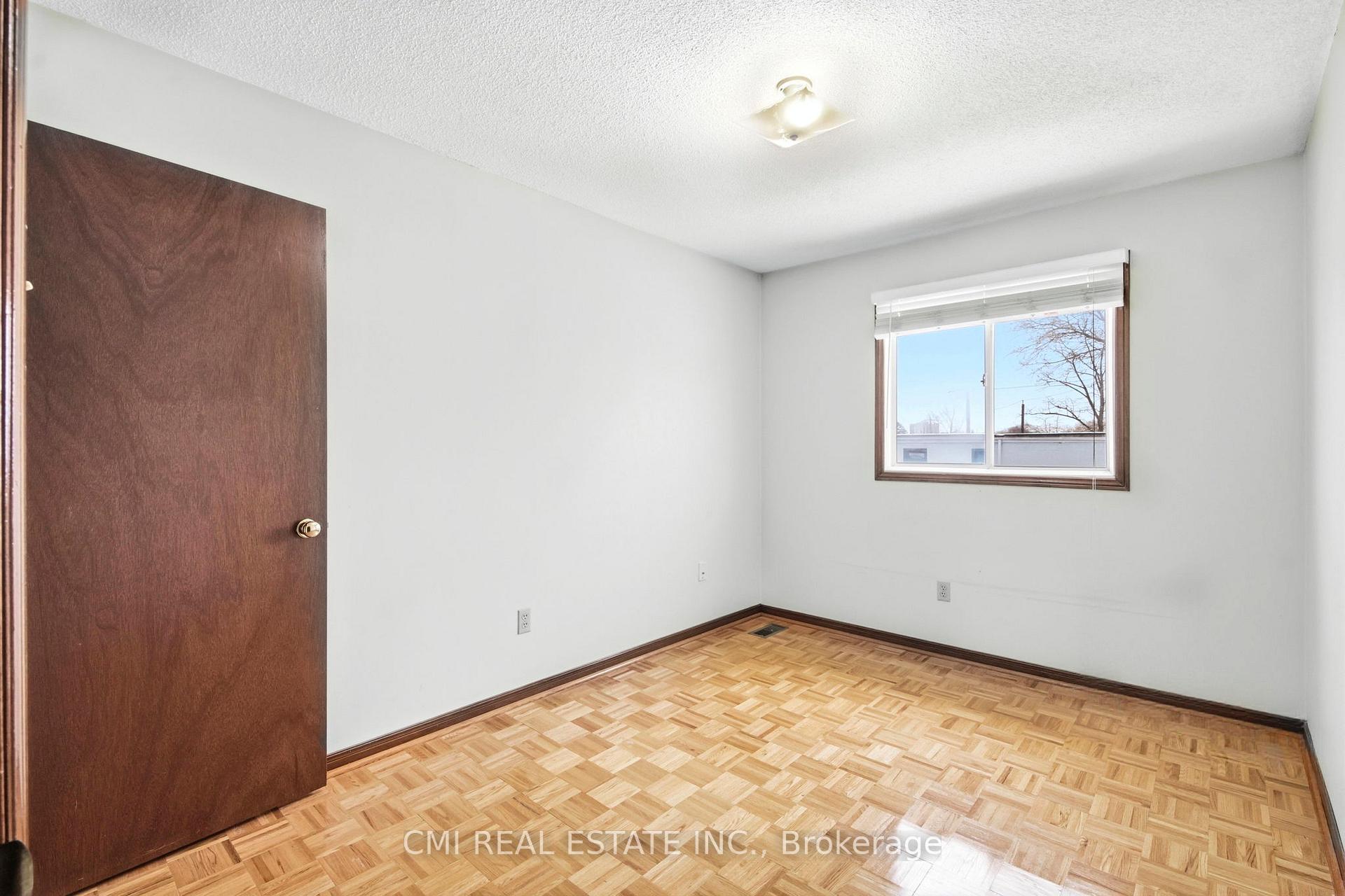 Photo 20 of 3 Forest Point Drive, North York, Mount Dennis — HOMEH