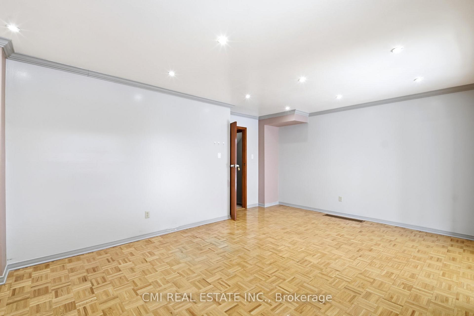 Photo 26 of 3 Forest Point Drive, North York, Mount Dennis — HOMEH