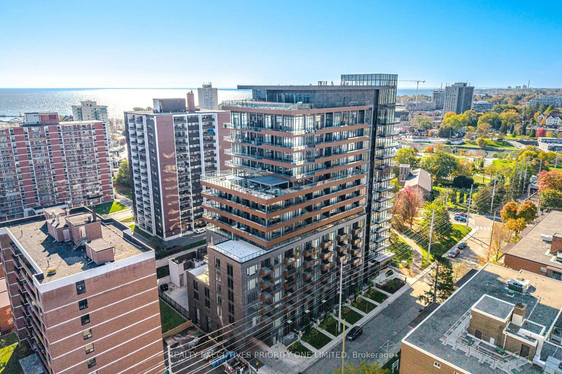 Photo 3 of Unit 601, 21 Park Street E, Mississauga, Port Credit — HOMEH
