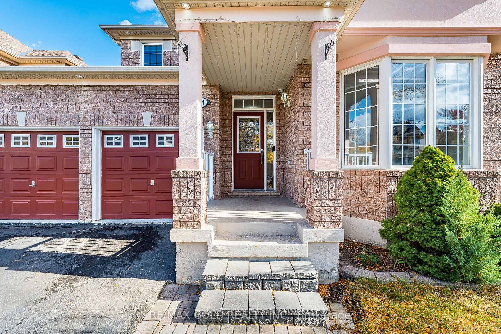 Photo 3 of 21 Mistybrook Crescent, Brampton, Fletcher's Meadow — HOMEH