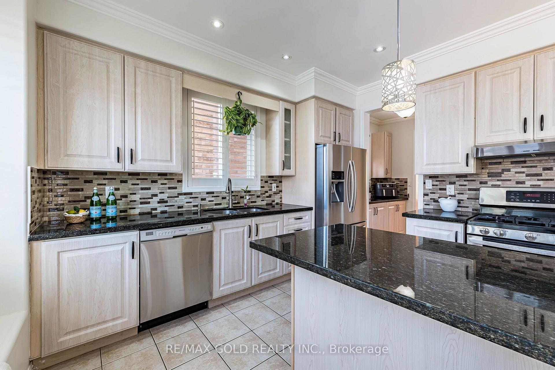 Photo 13 of 21 Mistybrook Crescent, Brampton, Fletcher's Meadow — HOMEH