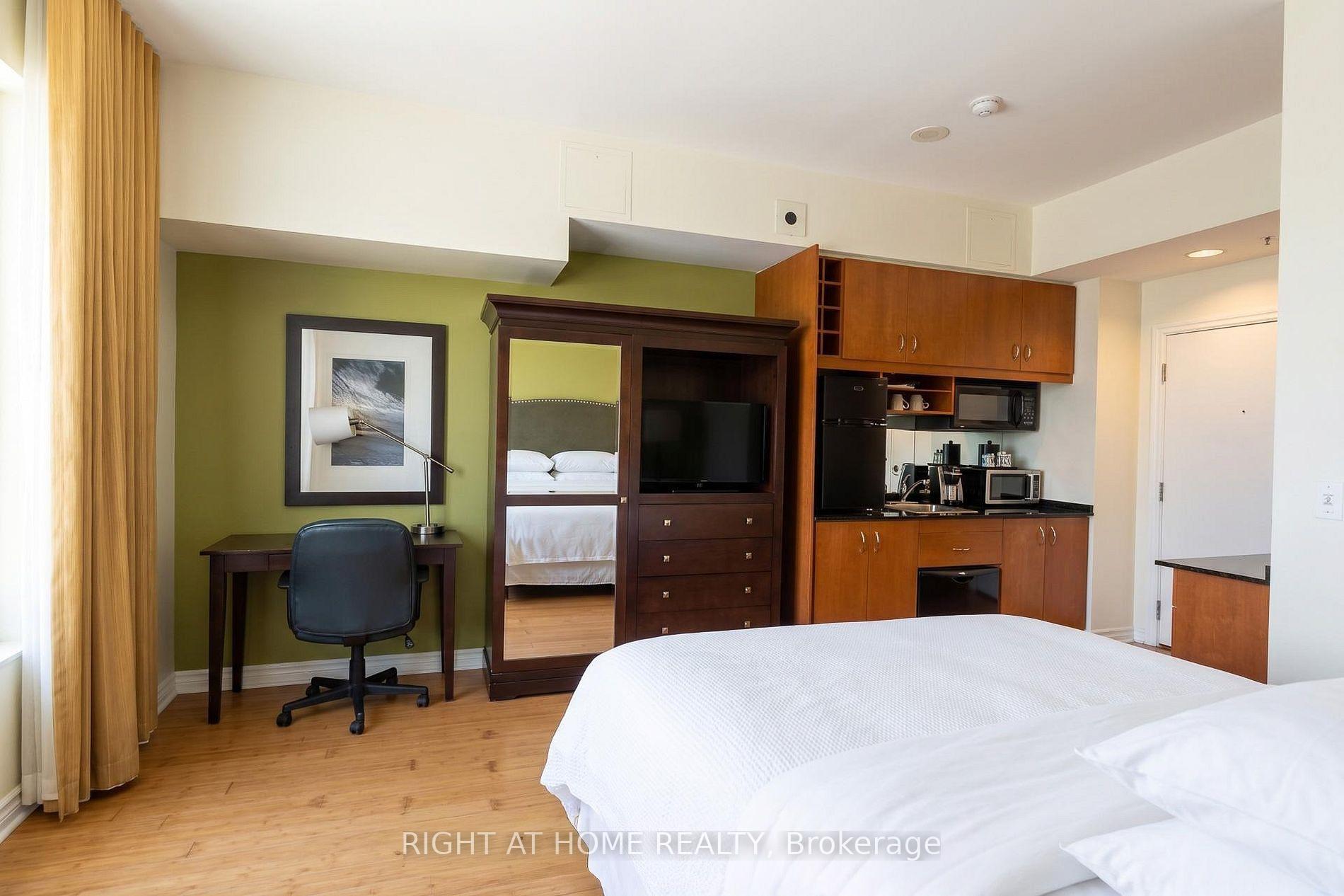 Photo 4 of Unit 4404, 1 King Street W, Toronto, Bay Street Corridor — HOMEH