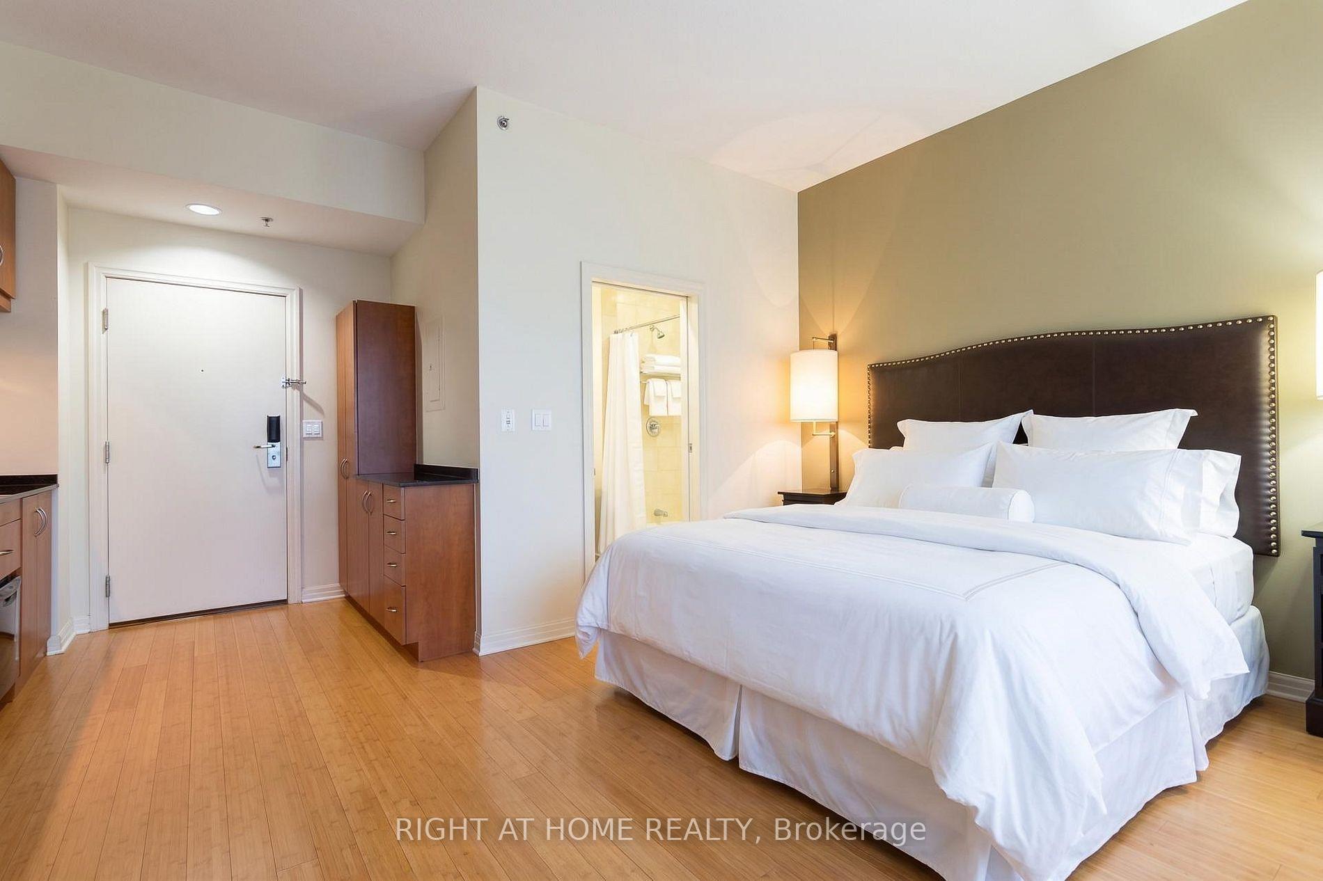 Photo 3 of Unit 4404, 1 King Street W, Toronto, Bay Street Corridor — HOMEH