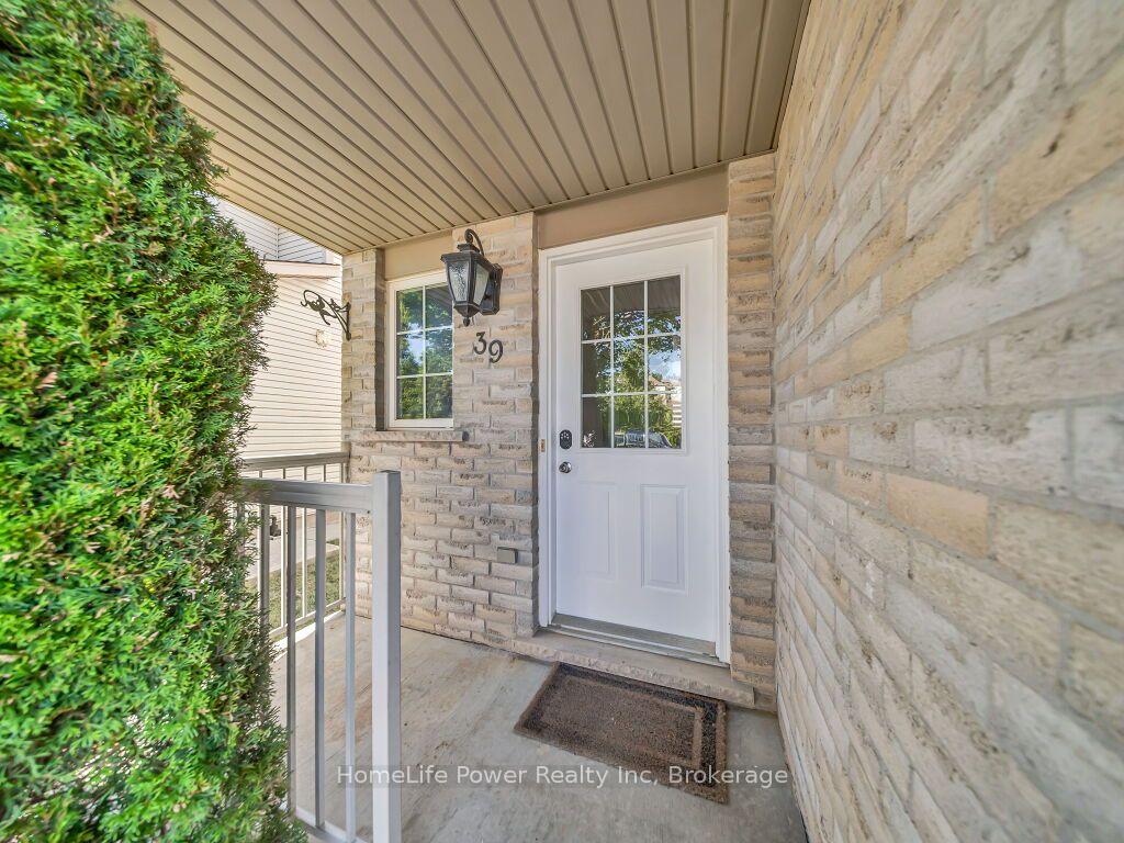 Photo 2 of 39 Reistview Street, Kitchener, Larentian West — HOMEH