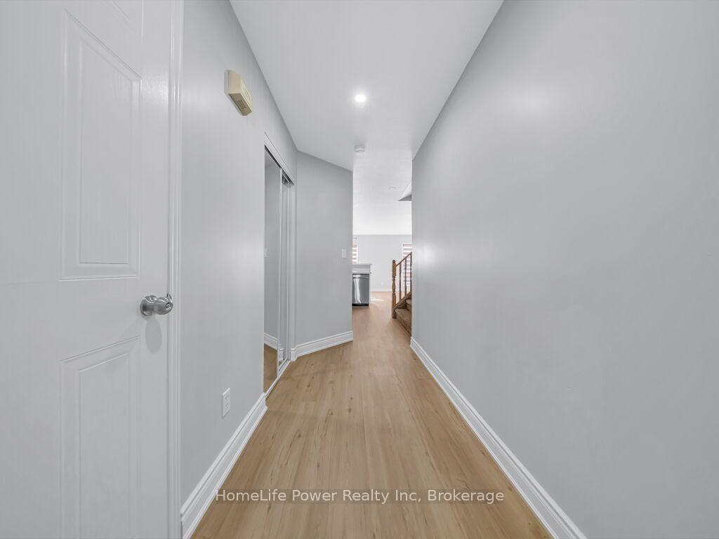 Photo 3 of 39 Reistview Street, Kitchener, Larentian West — HOMEH