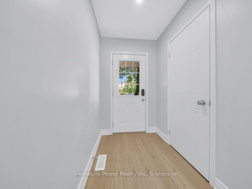 Photo 4 of 39 Reistview Street, Kitchener, Larentian West — HOMEH
