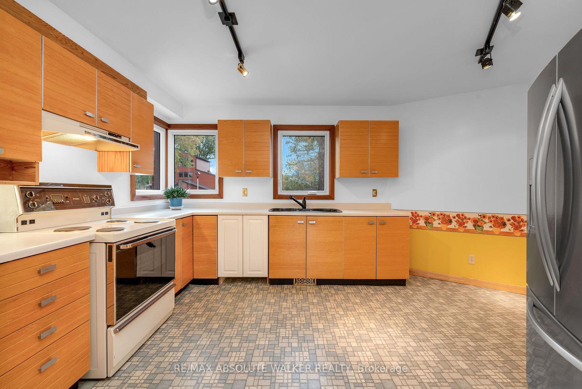 Photo 12 of 2824 Haughton Avenue, Ottawa, Britannia — HOMEH