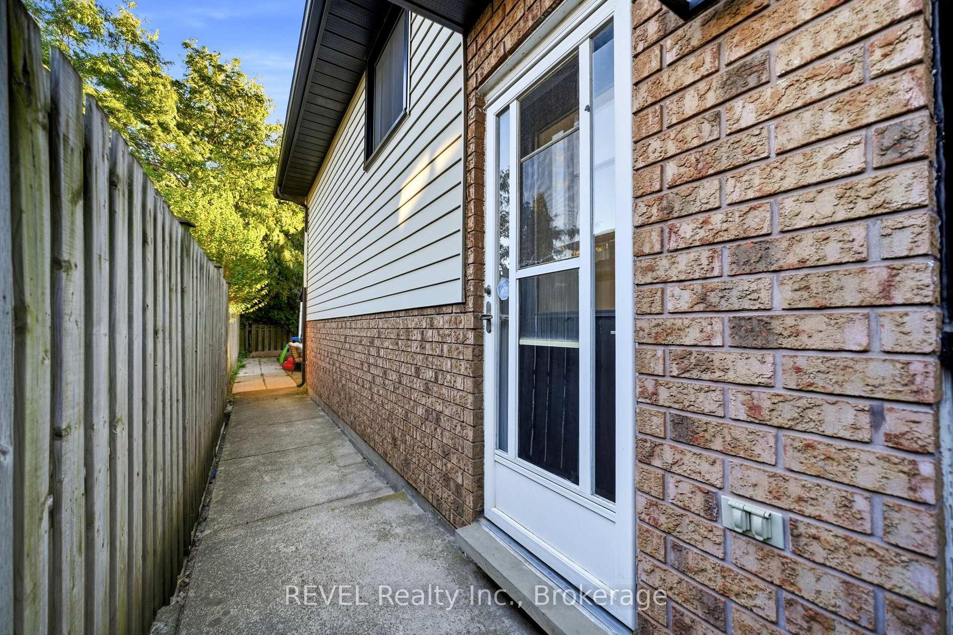 Photo 5 of 3370 Cardinal Drive, Niagara Falls, Mt. Carmel — HOMEH