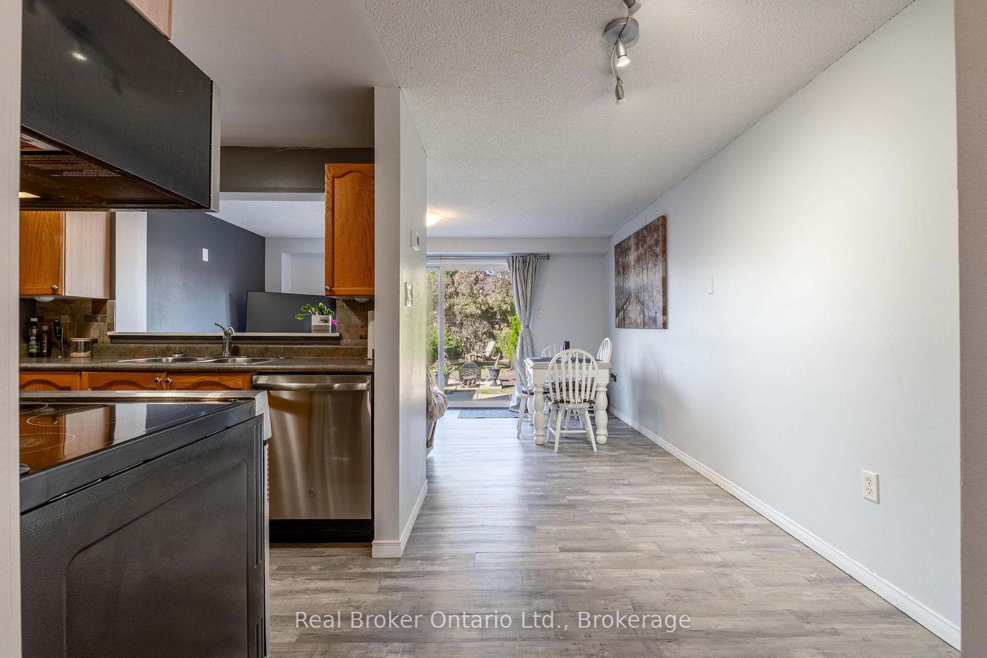 Photo 3 of 44 Monarchy Street, Barrie, Innis-Shore — HOMEH