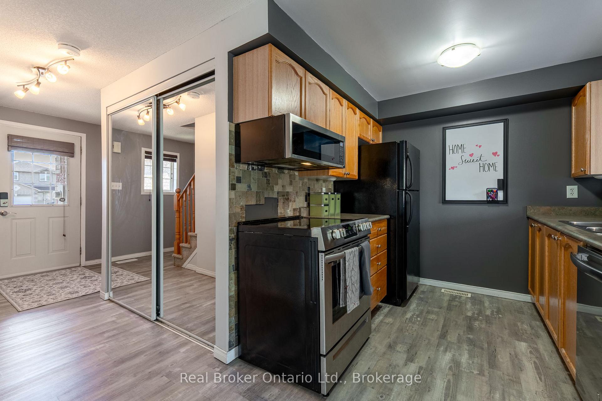 Photo 4 of 44 Monarchy Street, Barrie, Innis-Shore — HOMEH