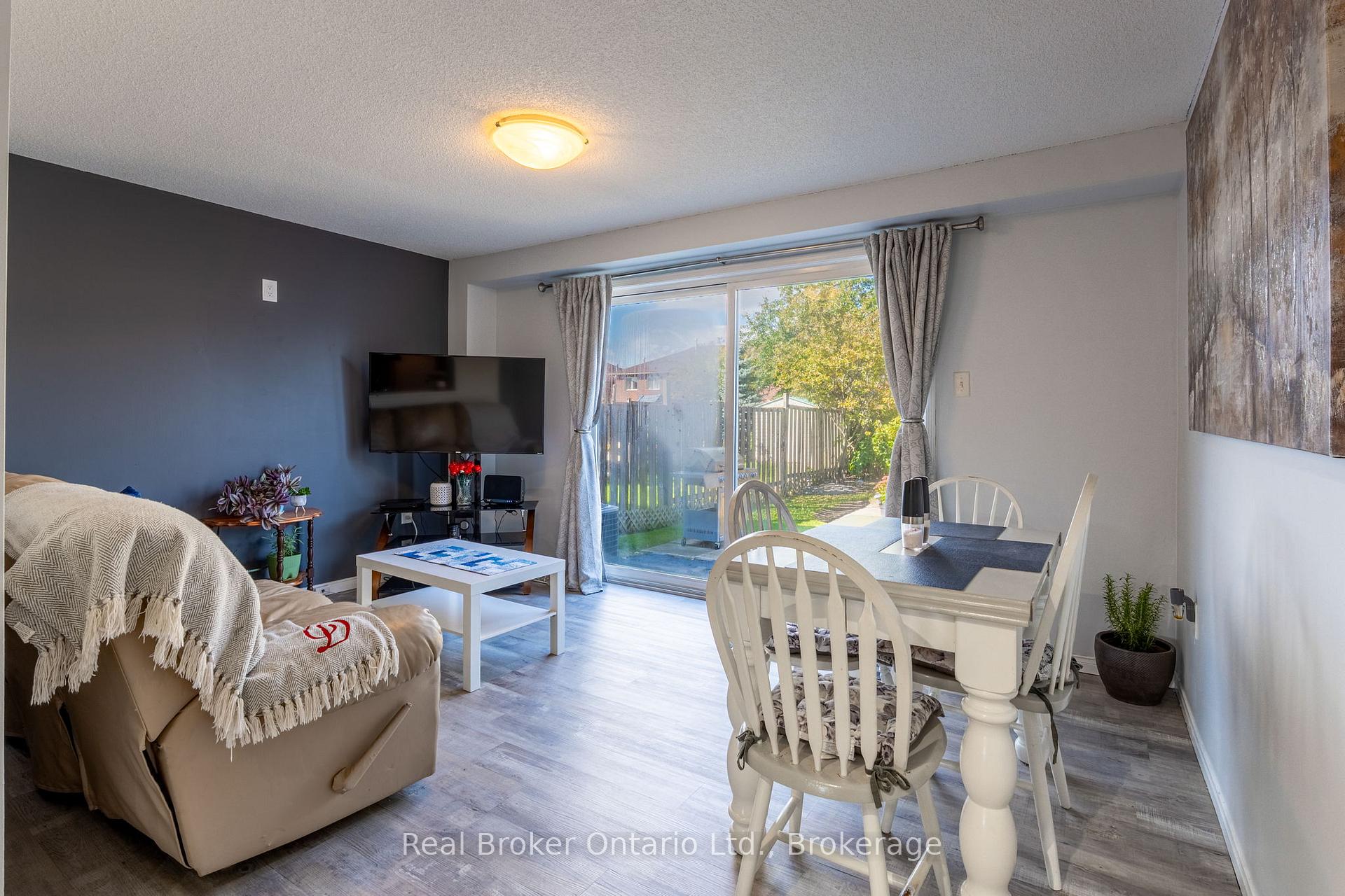 Photo 5 of 44 Monarchy Street, Barrie, Innis-Shore — HOMEH