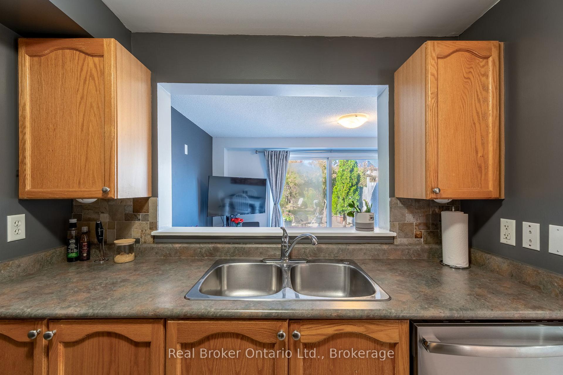 Photo 9 of 44 Monarchy Street, Barrie, Innis-Shore — HOMEH