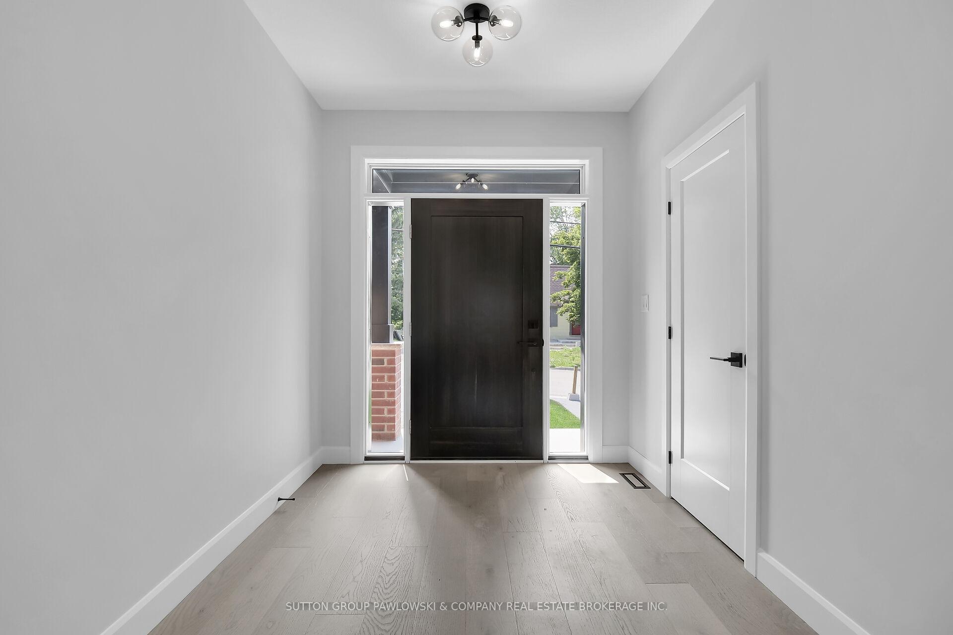 Photo 6 of Unit 5, 414 Old Wonderland Road, London, South N — HOMEH