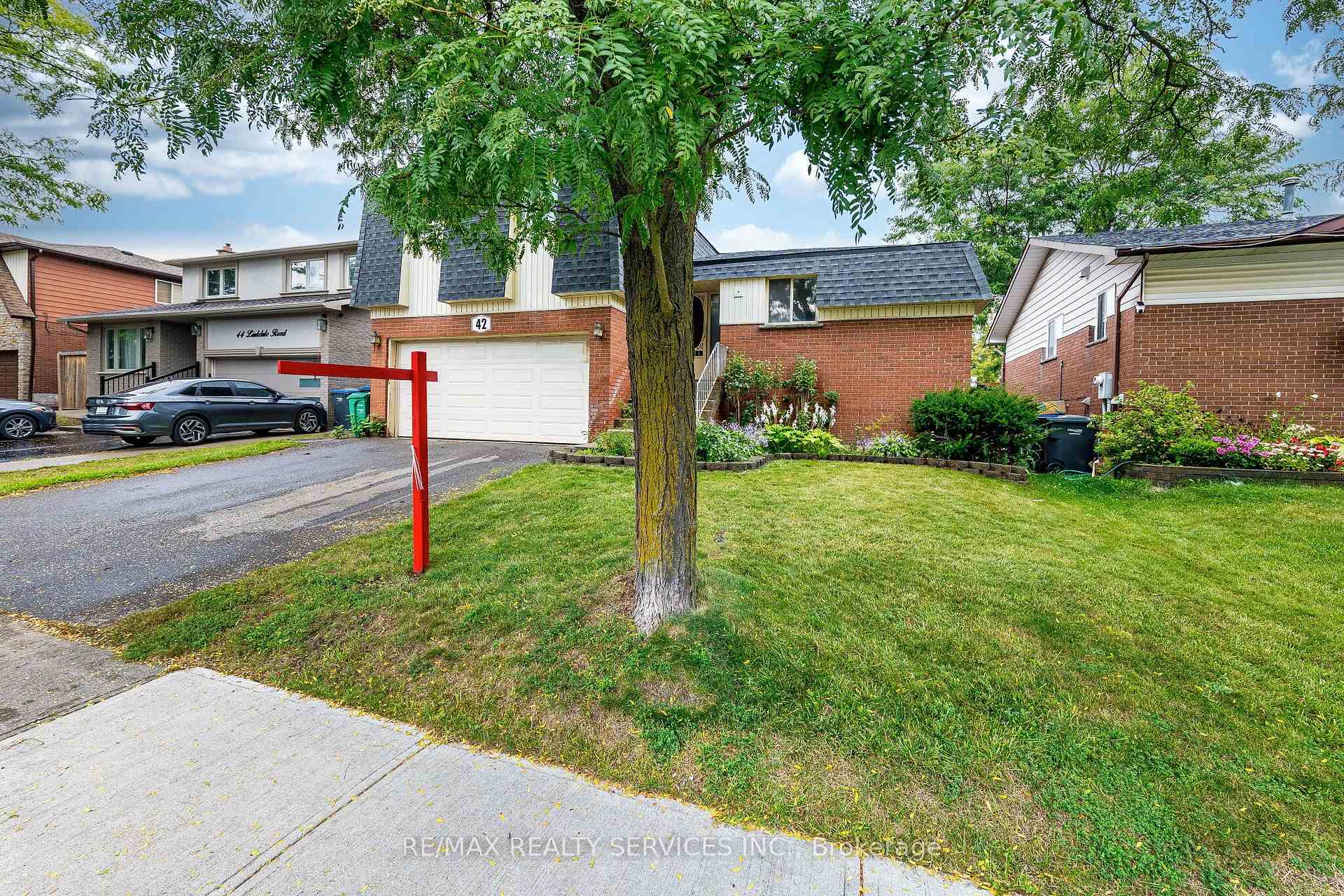Photo 2 of 42 Linkdale Road, Brampton, Brampton North — HOMEH
