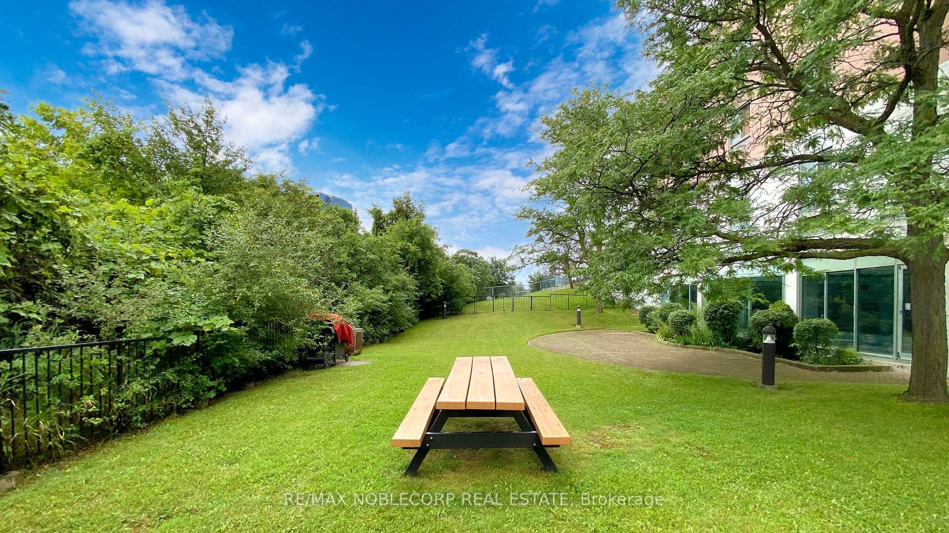 Photo 39 of Unit 906, 41 Markbrook Lane, Etobicoke, Mount Olive-Silverstone-Jamestown — HOMEH