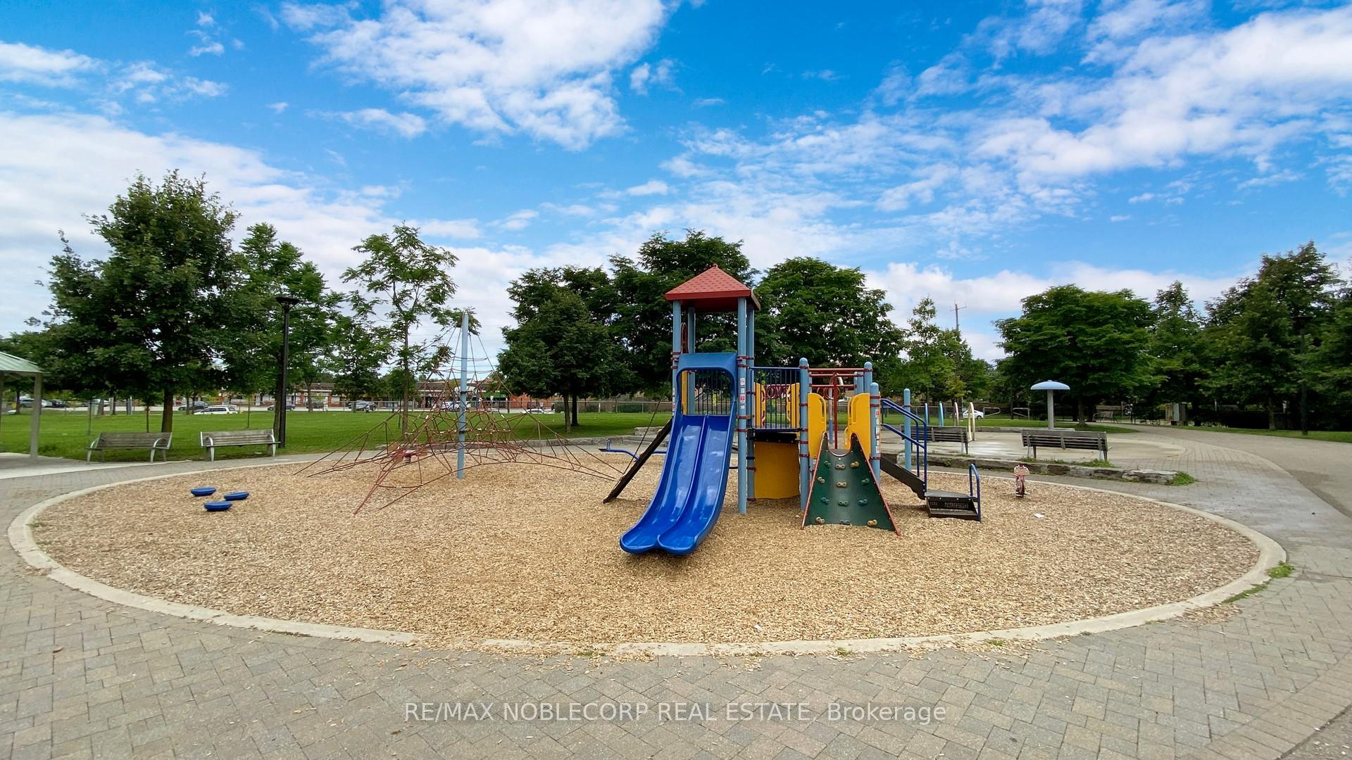 Photo 40 of Unit 906, 41 Markbrook Lane, Etobicoke, Mount Olive-Silverstone-Jamestown — HOMEH