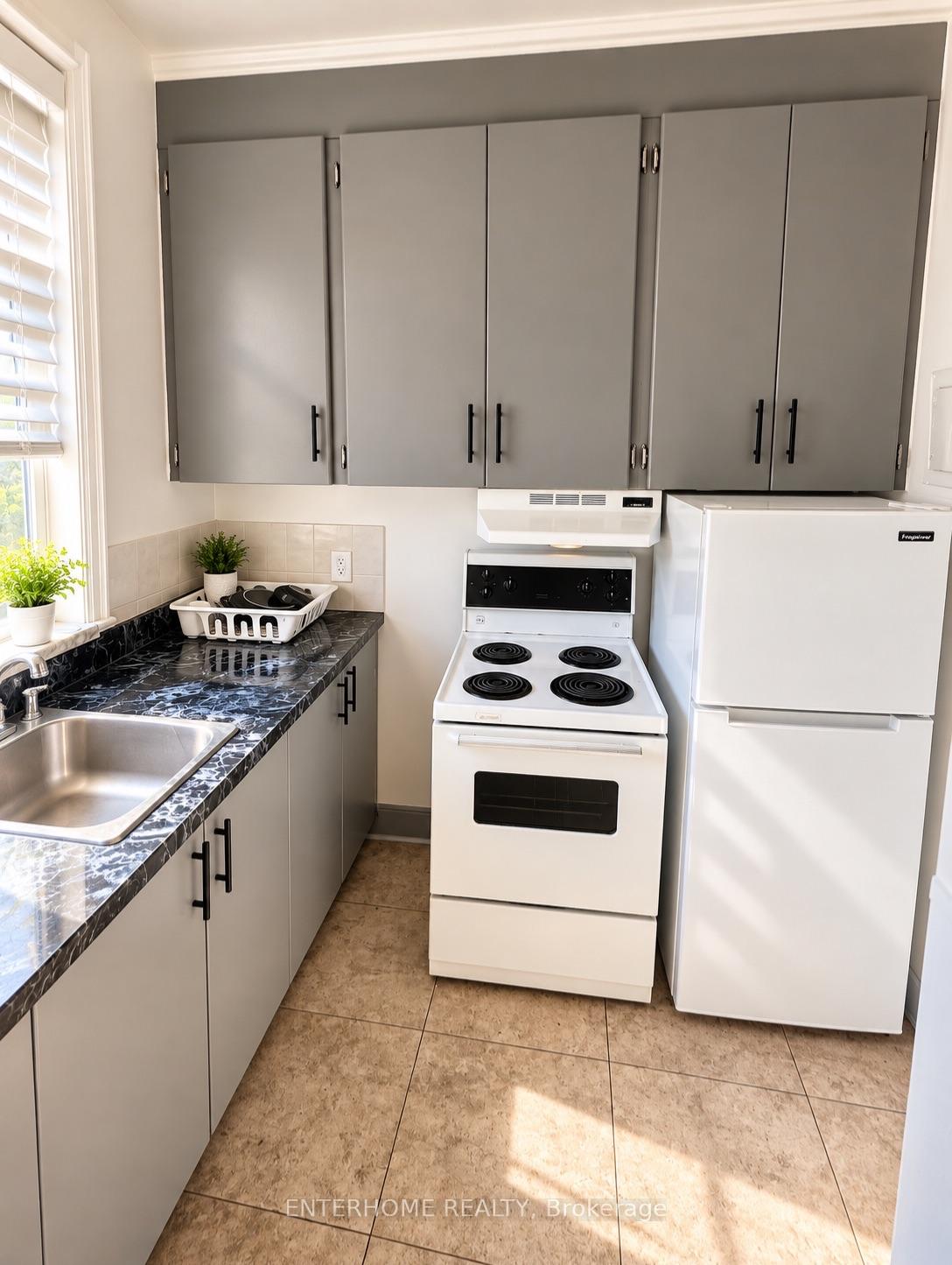 Photo 4 of Unit 3, 51 queen Street, Brampton, Downtown Brampton — HOMEH