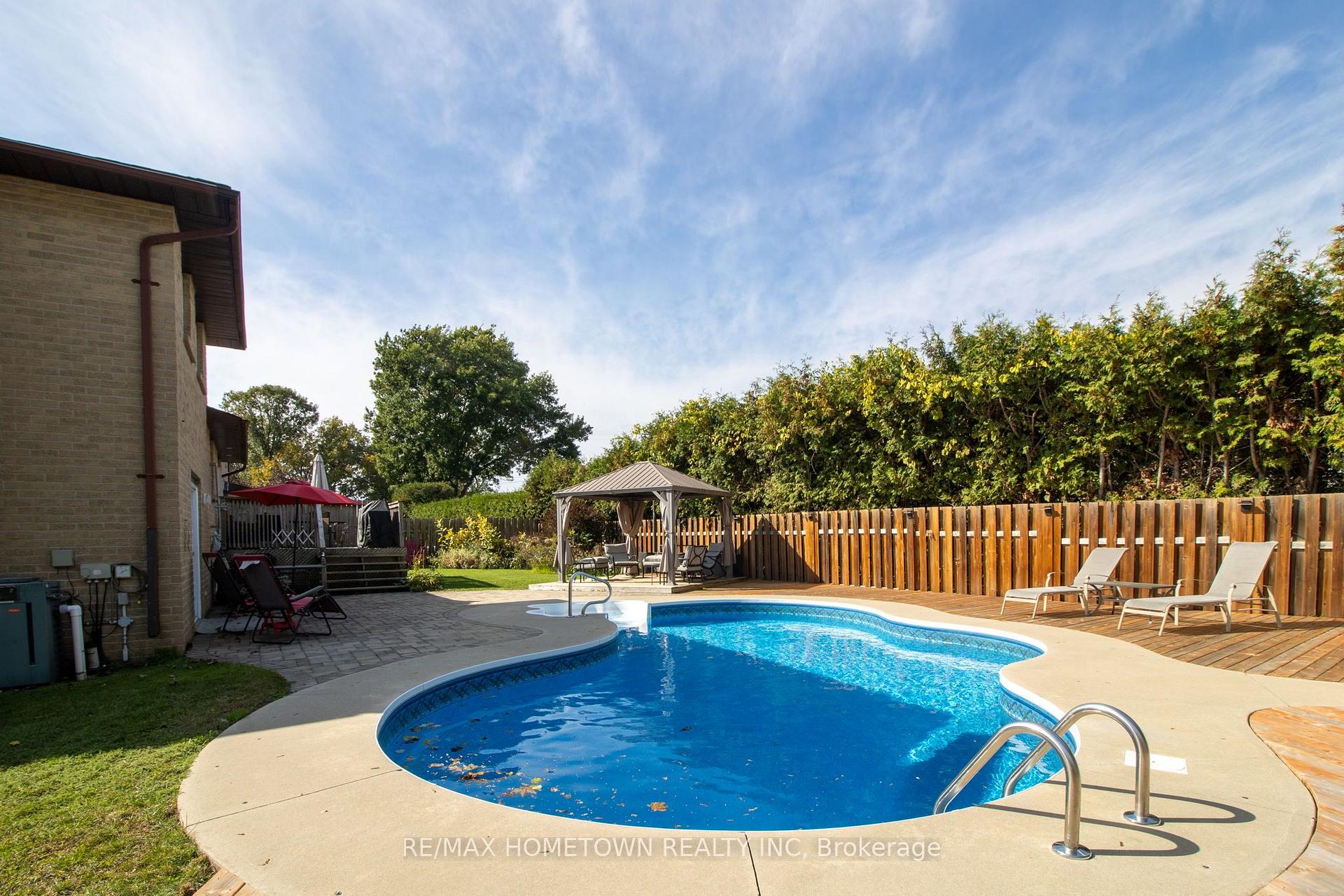 Photo 2 of 229 Colonel Douglas Crescent, Brockville, Brockville — HOMEH