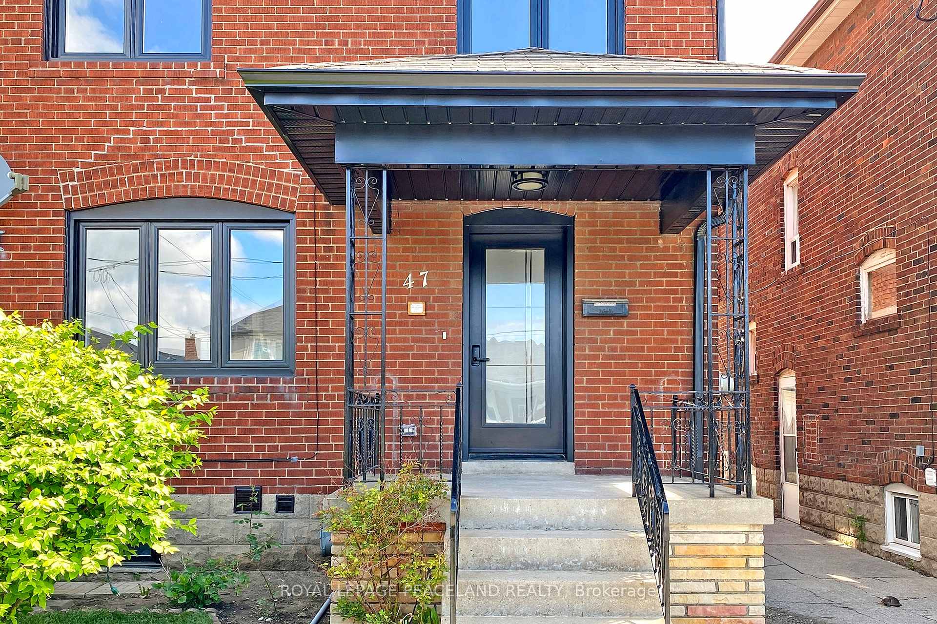 Photo 2 of 47 Chamberlain Avenue, North York, Briar Hill-Belgravia — HOMEH
