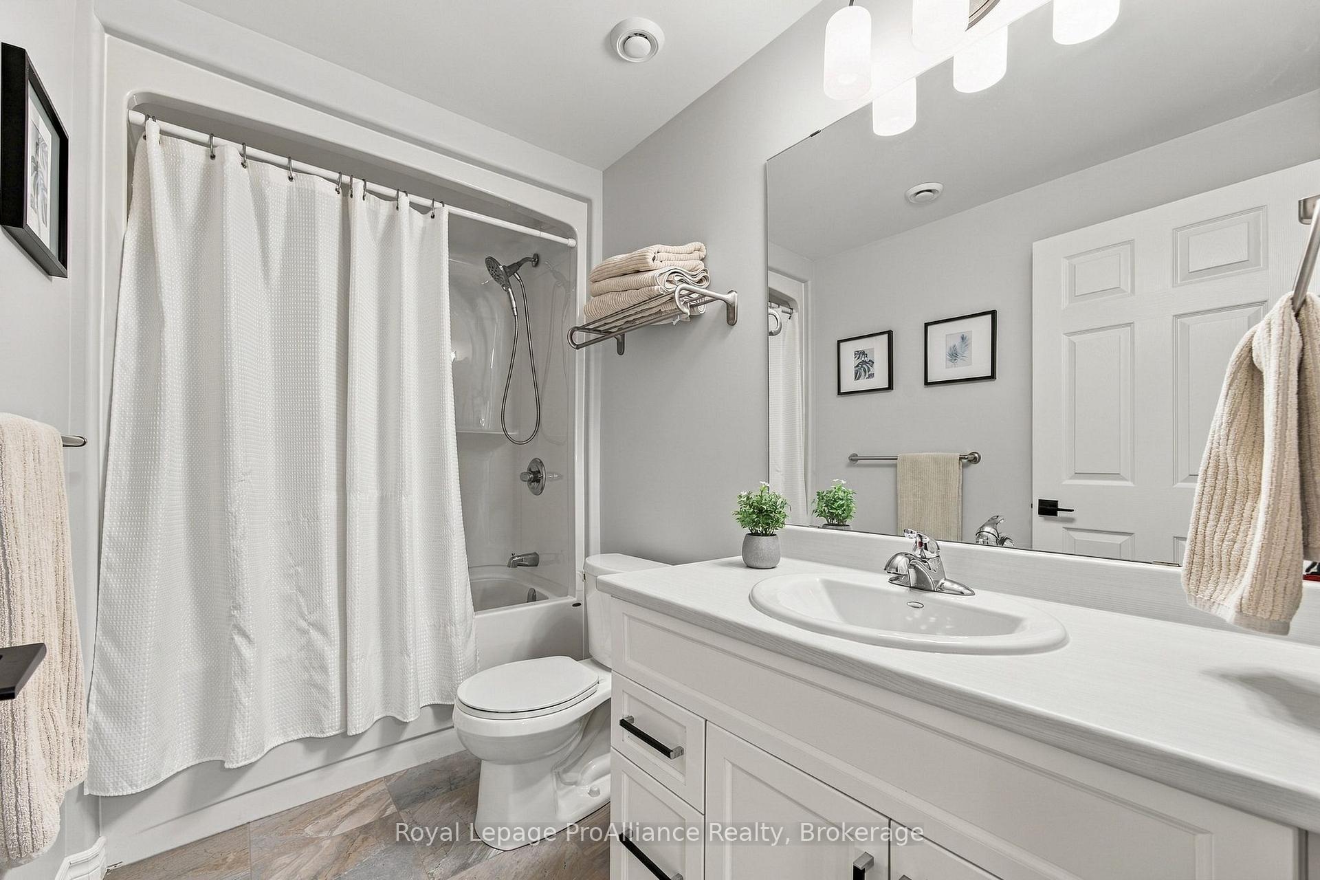 Photo 38 of 18 Covington Crescent, Belleville, Thurlow Ward — HOMEH