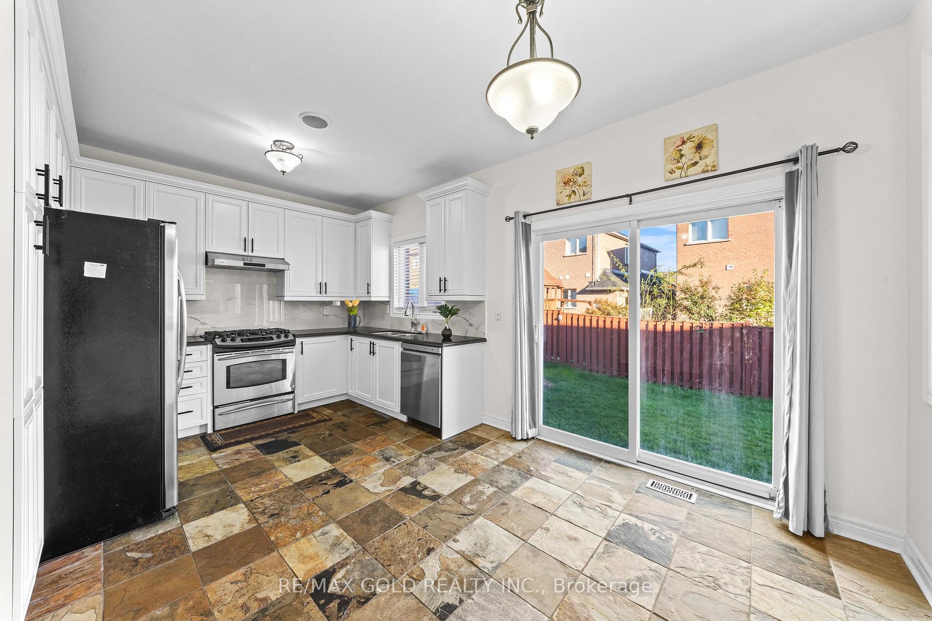 Photo 6 of 11 Maple Valley Street, Brampton, Bram East — HOMEH