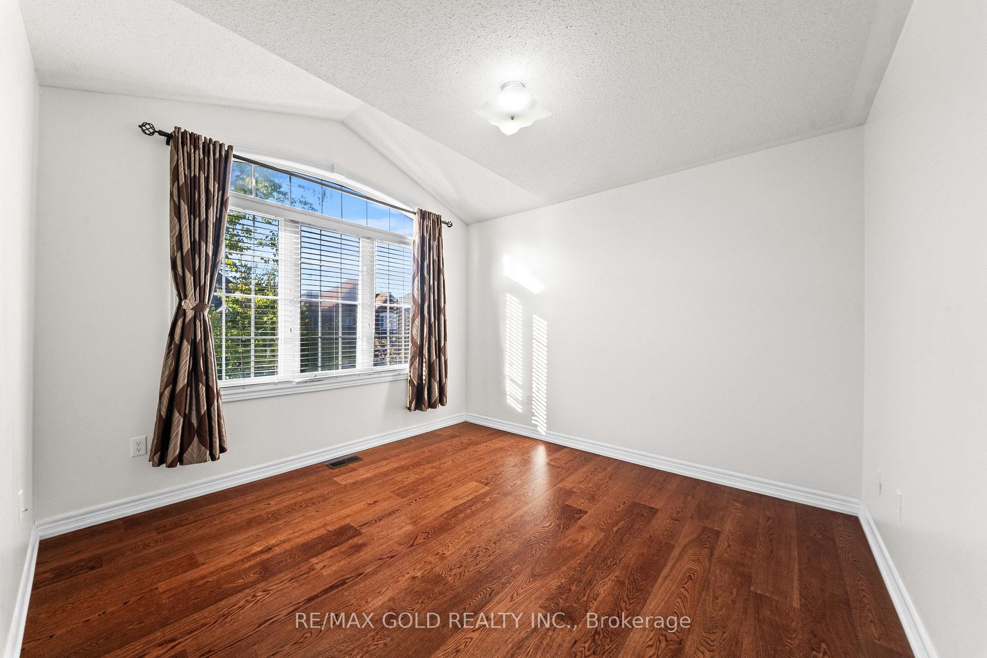 Photo 16 of 11 Maple Valley Street, Brampton, Bram East — HOMEH