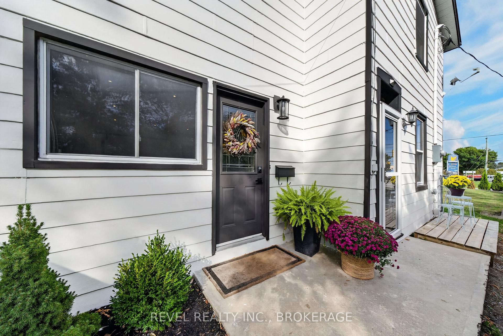 Photo of 637 Collins Bay Road